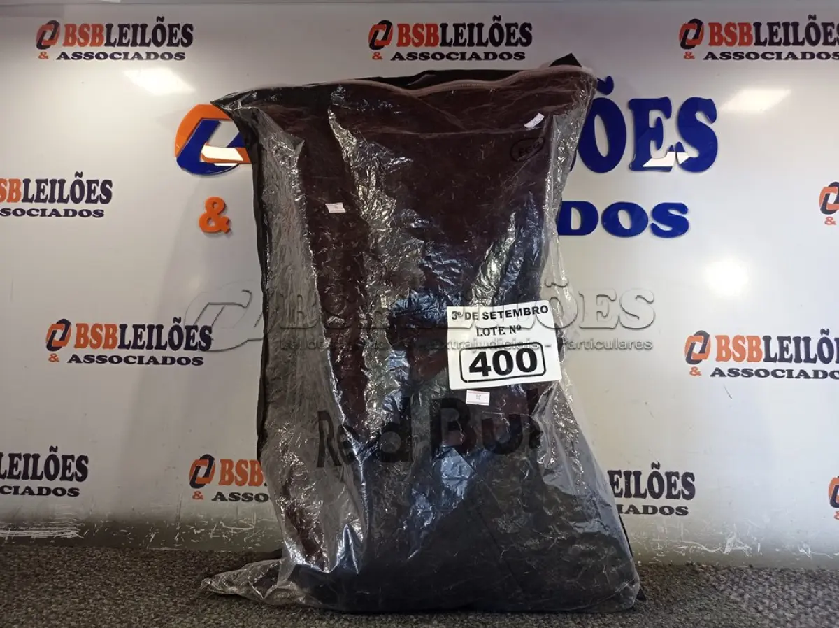 LOTE 400 - 01 JAQUETA TAMANHO “G”. (NO ESTADO) ATENÇÃO! FAZER A VISITAÇÃO ANTES DE ARREMATAR, NÃO SABEMOS SE FUNCIONA. LEILÃO NÃO TEM GARANTIA E NEM DEVOLUÇÃO, SUJEITO A POSSÍVEIS AVARIAS VISÍVEIS/OCULTAS E/OU AUSÊNCIA DE COMPONENTES.