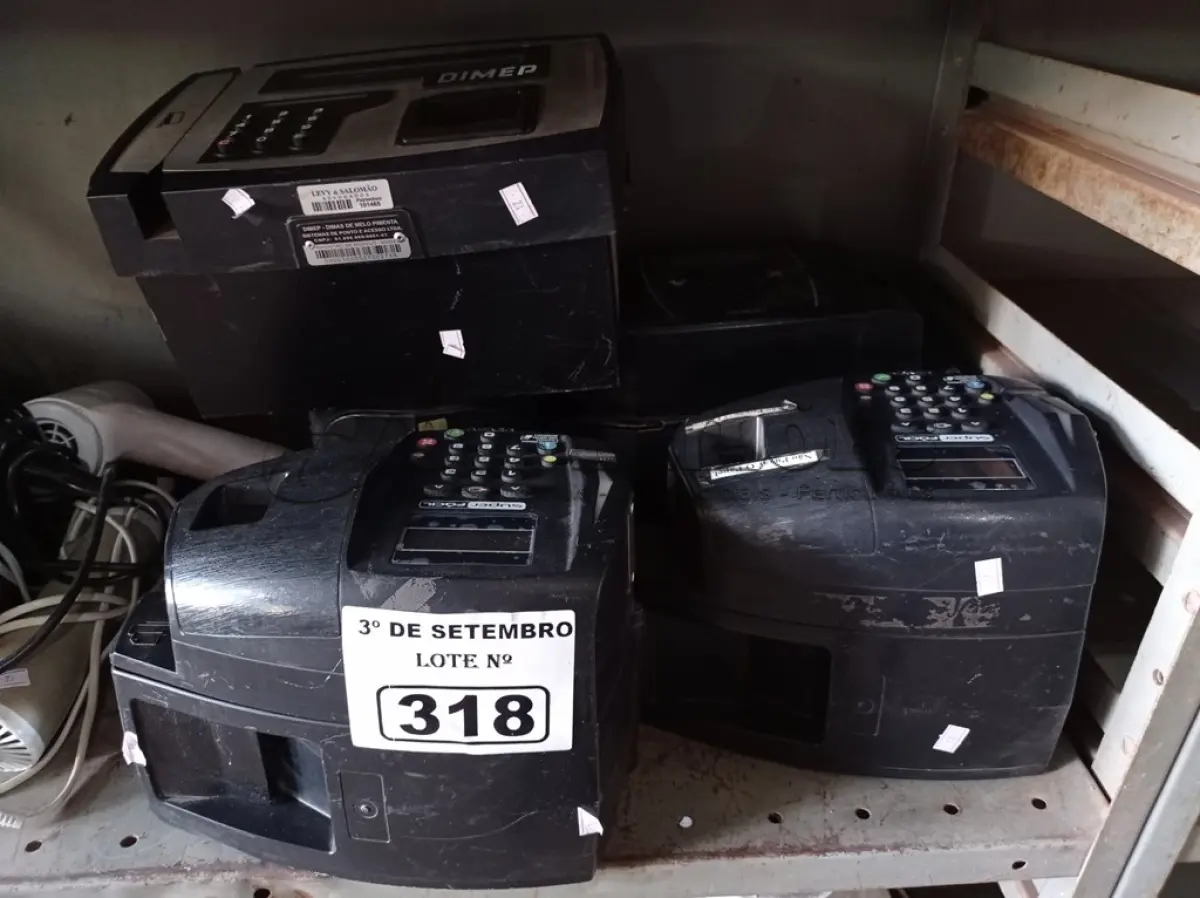 LOTE 318 - 05 RELÓGIOS DE PONTO MARCAS E MODELOS DIVERSOS. (NO ESTADO) ATENÇÃO! FAZER A VISITAÇÃO ANTES DE ARREMATAR, NÃO SABEMOS SE FUNCIONA. LEILÃO NÃO TEM GARANTIA E NEM DEVOLUÇÃO, SUJEITO A POSSÍVEIS AVARIAS VISÍVEIS/OCULTAS E/OU AUSÊNCIA DE COMPONENTES.