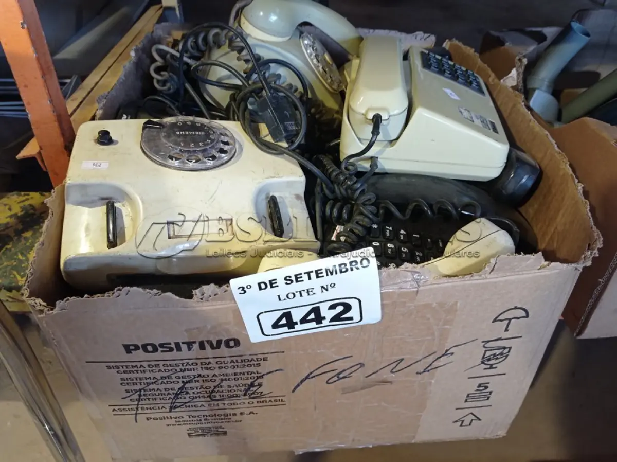 LOTE 442 - 01 LOTE COM VÁRIOS APARELHOS DE TELEFONE MARCAS E MODELOS DIVERSOS. (NO ESTADO) ATENÇÃO! FAZER A VISITAÇÃO ANTES DE ARREMATAR, NÃO SABEMOS SE FUNCIONA. LEILÃO NÃO TEM GARANTIA E NEM DEVOLUÇÃO, SUJEITO A POSSÍVEIS AVARIAS VISÍVEIS/OCULTAS E/OU AUSÊNCIA DE COMPONENTES.