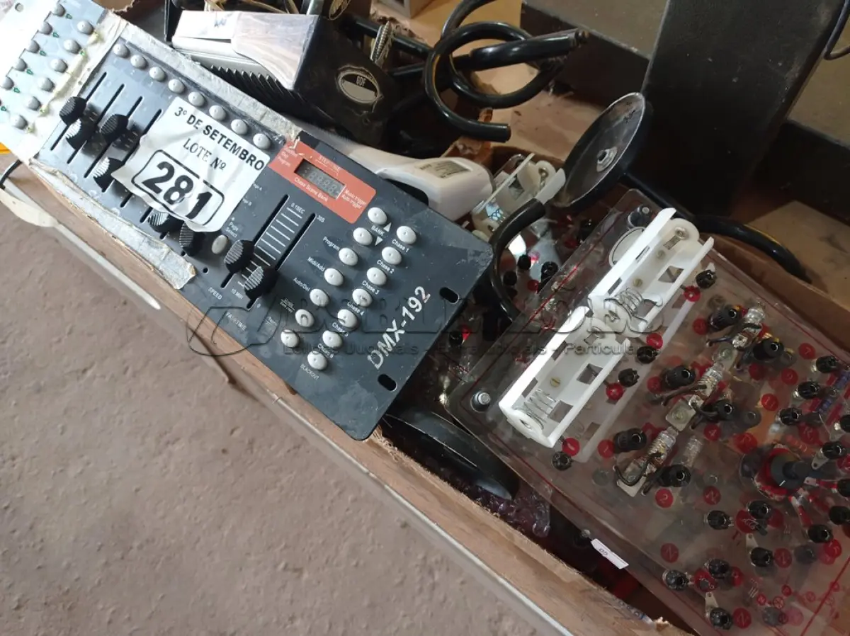 LOTE 281 - 01 CONTROLADORA DMX512 E MATERIAIS DIVERSOS. (NO ESTADO) ATENÇÃO! FAZER A VISITAÇÃO ANTES DE ARREMATAR, NÃO SABEMOS SE FUNCIONA. LEILÃO NÃO TEM GARANTIA E NEM DEVOLUÇÃO, SUJEITO A POSSÍVEIS AVARIAS VISÍVEIS/OCULTAS E/OU AUSÊNCIA DE COMPONENTES.