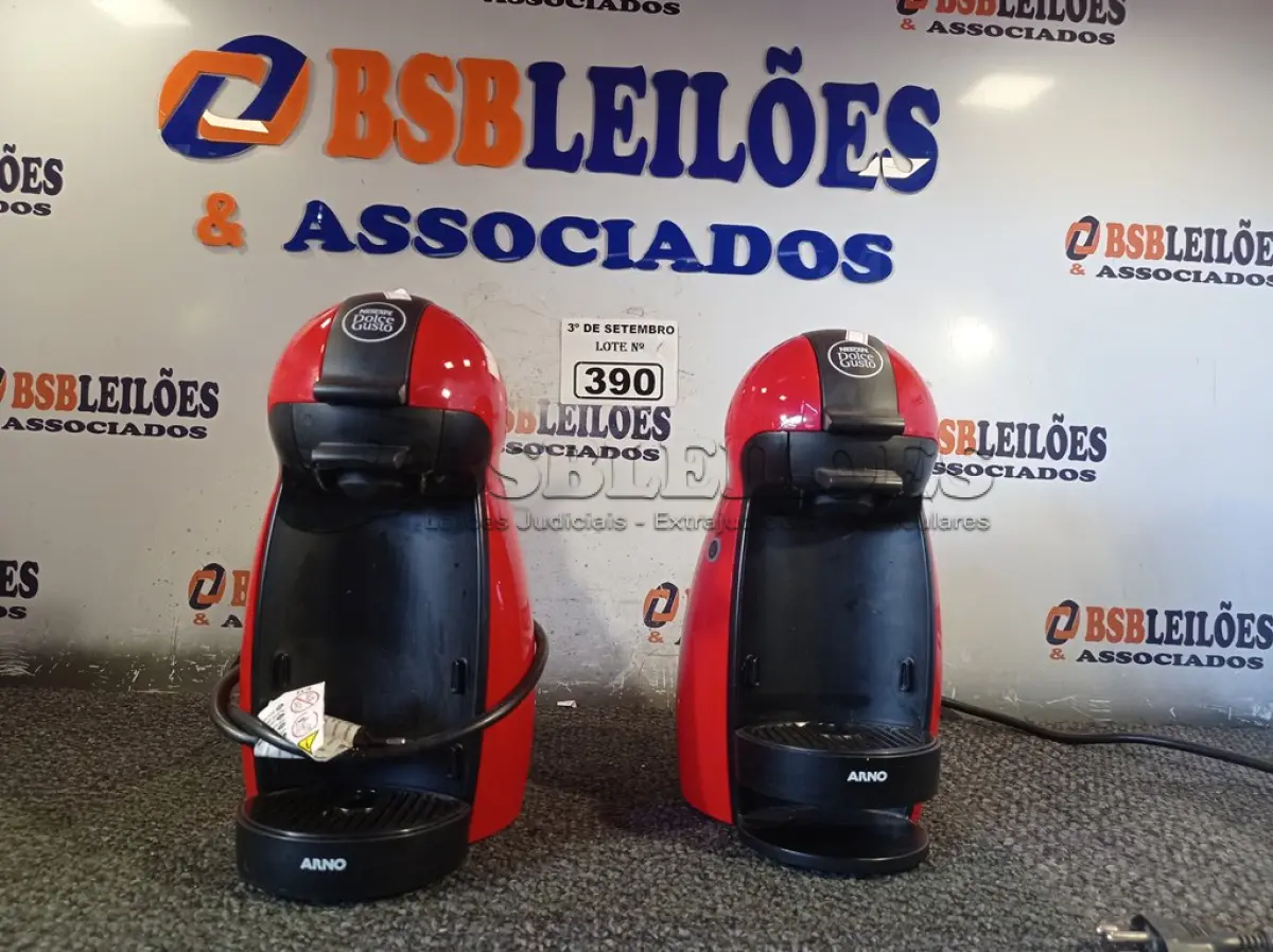 LOTE 390 - 02 CAFETEIRAS DOLCE GUSTO. (NO ESTADO) ATENÇÃO! FAZER A VISITAÇÃO ANTES DE ARREMATAR, NÃO SABEMOS SE FUNCIONA. LEILÃO NÃO TEM GARANTIA E NEM DEVOLUÇÃO, SUJEITO A POSSÍVEIS AVARIAS VISÍVEIS/OCULTAS E/OU AUSÊNCIA DE COMPONENTES.