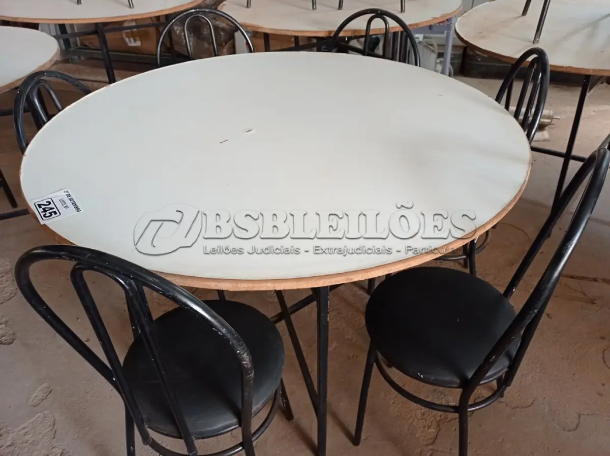 LOTE 245 - 01 MESA DE FERRO COM BASE DOBRÁVEL, TAMPO EM MADEIRA E 06 CADEIRAS DE FERRO COM ASSENTO ALMOFADADO. (NO ESTADO) ATENÇÃO! FAZER A VISITAÇÃO ANTES DE ARREMATAR, NÃO SABEMOS SE FUNCIONA. LEILÃO NÃO TEM GARANTIA E NEM DEVOLUÇÃO, SUJEITO A POSSÍVEIS AVARIAS VISÍVEIS/OCULTAS E/OU AUSÊNCIA DE COMPONENTES.