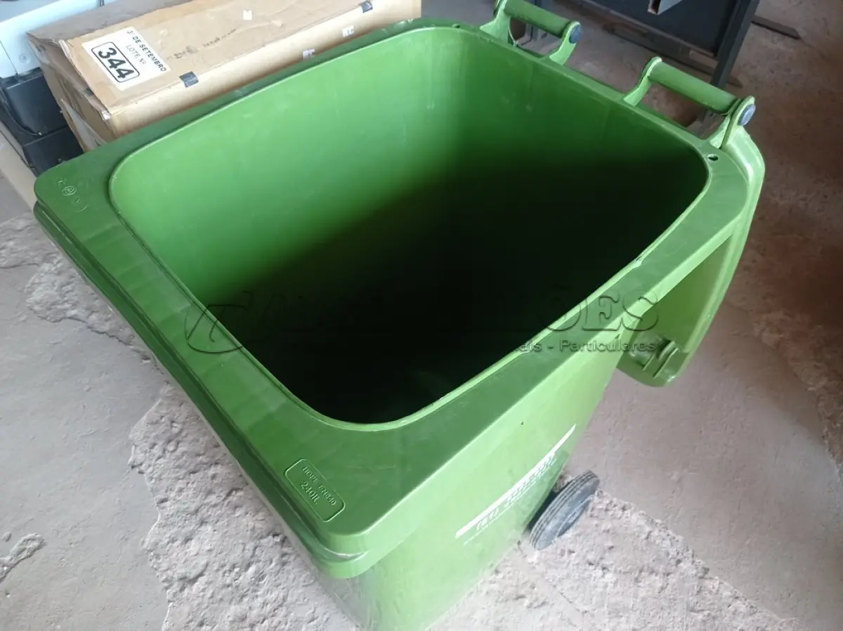 LOTE 206 - 01 CONTAINER HDPE EN840 240LITROS. (NO ESTADO) ATENÇÃO! FAZER A VISITAÇÃO ANTES DE ARREMATAR, NÃO SABEMOS SE FUNCIONA. LEILÃO NÃO TEM GARANTIA E NEM DEVOLUÇÃO, SUJEITO A POSSÍVEIS AVARIAS VISÍVEIS/OCULTAS E/OU AUSÊNCIA DE COMPONENTES.