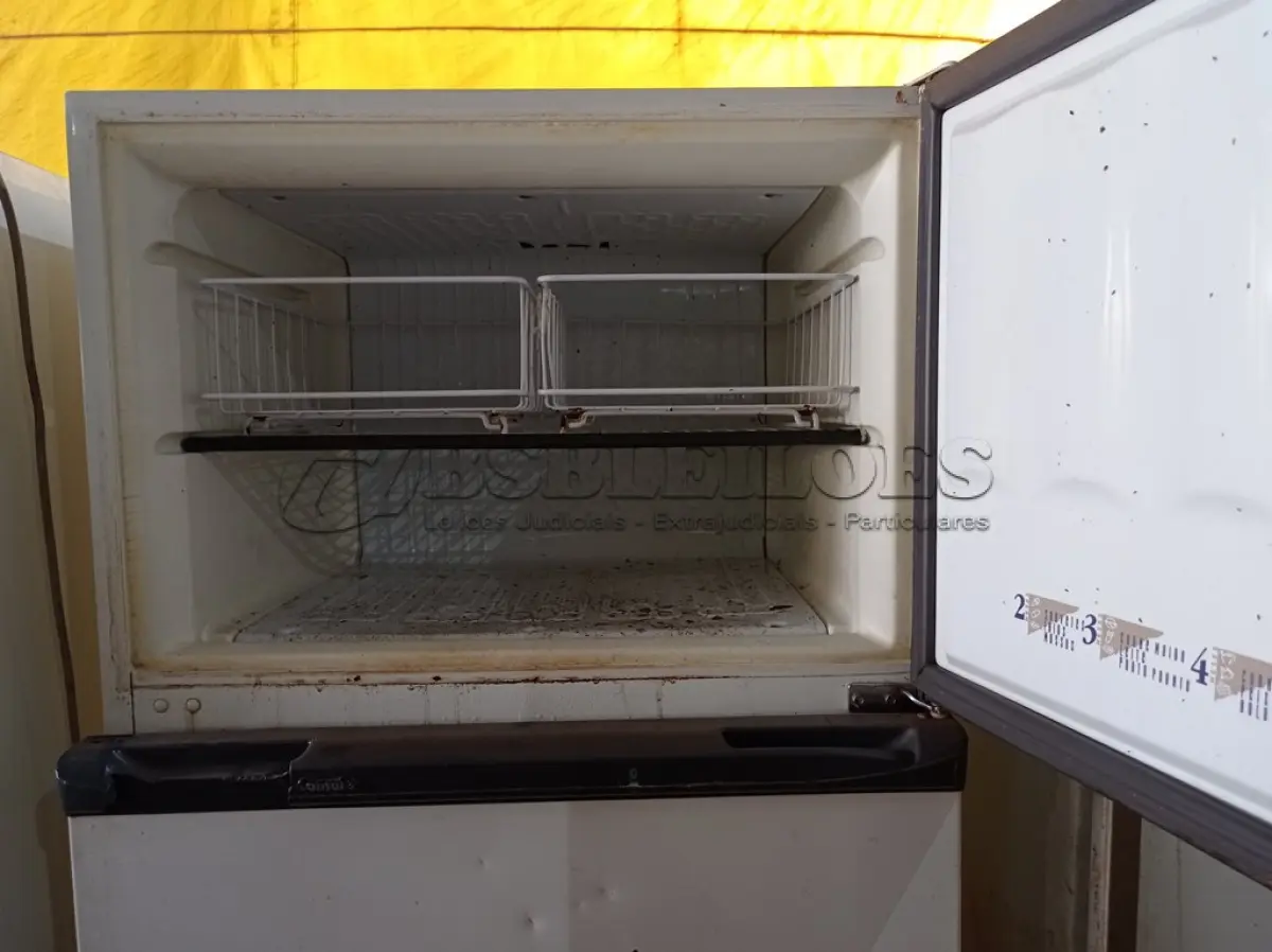 LOTE 302 - 01 GELADEIRA MARCA CÔNSUL 220V. (NO ESTADO) ATENÇÃO! FAZER A VISITAÇÃO ANTES DE ARREMATAR, NÃO SABEMOS SE FUNCIONA. LEILÃO NÃO TEM GARANTIA E NEM DEVOLUÇÃO, SUJEITO A POSSÍVEIS AVARIAS VISÍVEIS/OCULTAS E/OU AUSÊNCIA DE COMPONENTES.