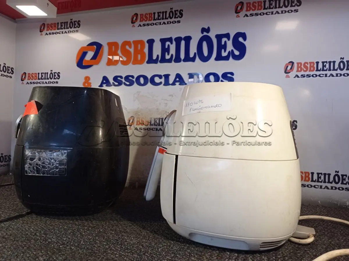 LOTE 337 - 02 FRITADEIRAS AIR FRY MARCAS E MODELOS DIVERSOS 110V. (NO ESTADO) ATENÇÃO! FAZER A VISITAÇÃO ANTES DE ARREMATAR, NÃO SABEMOS SE FUNCIONA. LEILÃO NÃO TEM GARANTIA E NEM DEVOLUÇÃO, SUJEITO A POSSÍVEIS AVARIAS VISÍVEIS/OCULTAS E/OU AUSÊNCIA DE COMPONENTES.