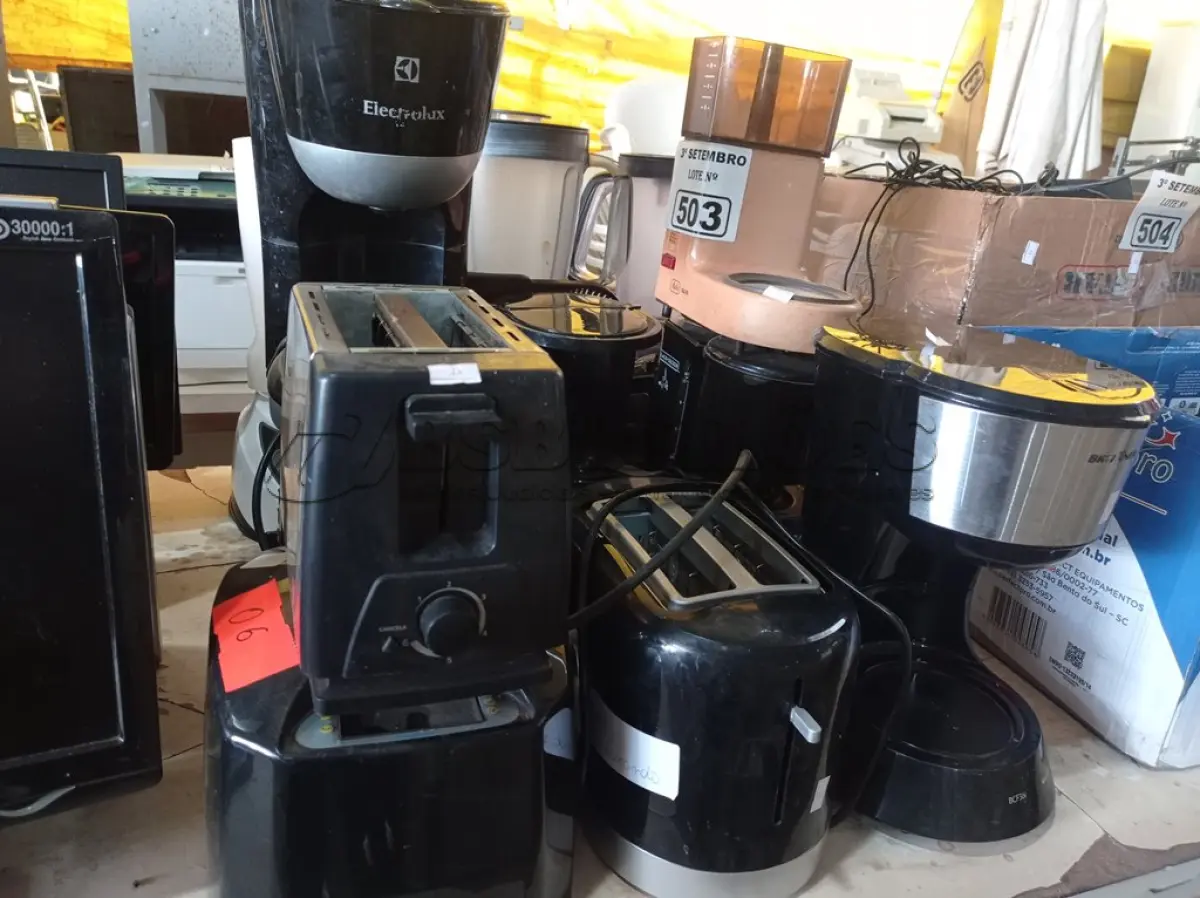 LOTE 503 - 05 CAFETEIRAS, 03 TORRADEIRAS, 01 COMEDOURO PARA PETS E 03 LIQUIDIFICADORES MARCAS E MODELOS DIVERSOS. (NO ESTADO) ATENÇÃO! FAZER A VISITAÇÃO ANTES DE ARREMATAR, NÃO SABEMOS SE FUNCIONA. LEILÃO NÃO TEM GARANTIA E NEM DEVOLUÇÃO, SUJEITO A POSSÍVEIS AVARIAS VISÍVEIS/OCULTAS E/OU AUSÊNCIA DE COMPONENTES.