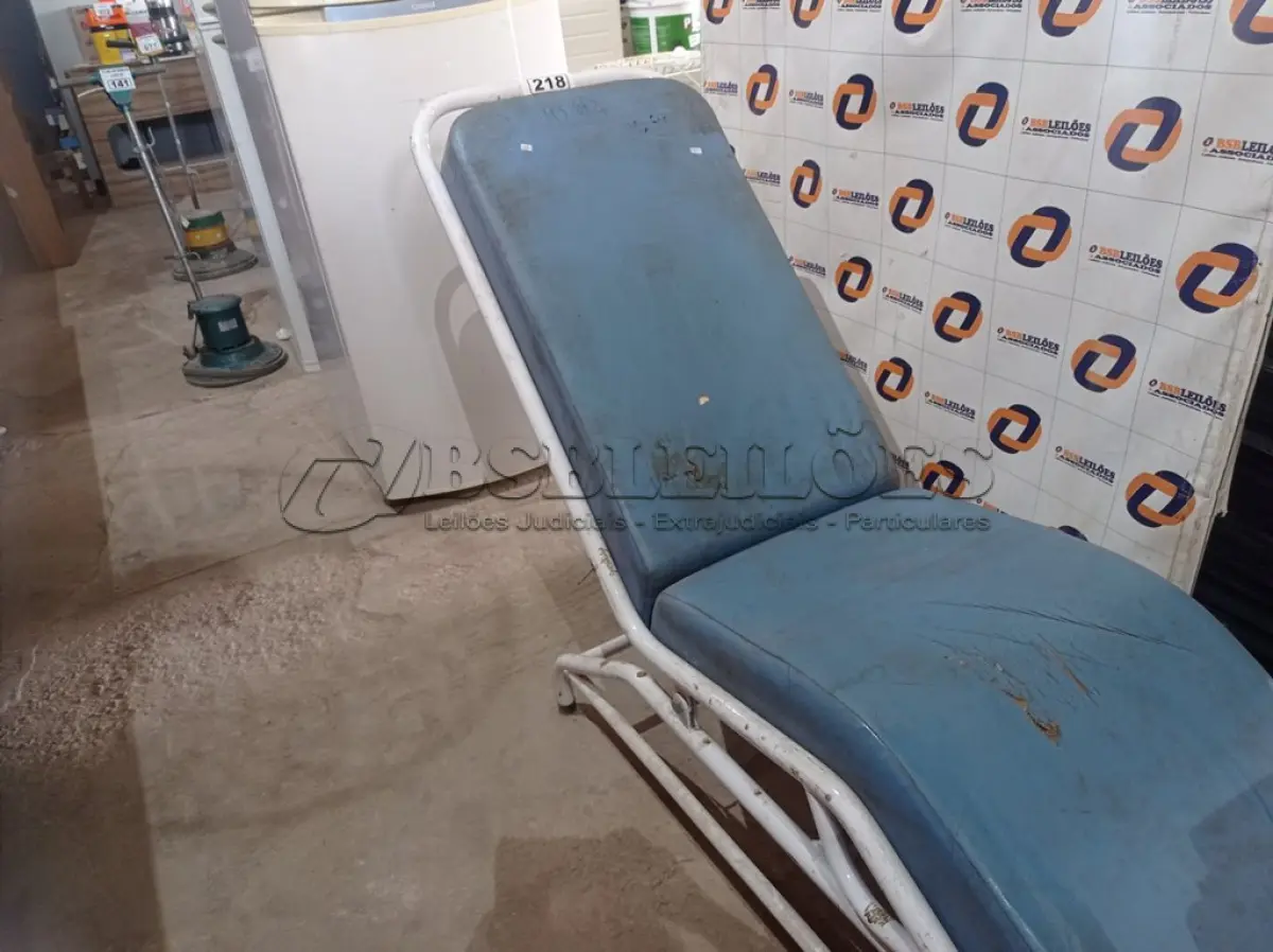LOTE 218 - 01 CADEIRA ODONTOLÓGICA INCOMPLETA. (NO ESTADO) ATENÇÃO! FAZER A VISITAÇÃO ANTES DE ARREMATAR, NÃO SABEMOS SE FUNCIONA. LEILÃO NÃO TEM GARANTIA E NEM DEVOLUÇÃO, SUJEITO A POSSÍVEIS AVARIAS VISÍVEIS/OCULTAS E/OU AUSÊNCIA DE COMPONENTES.