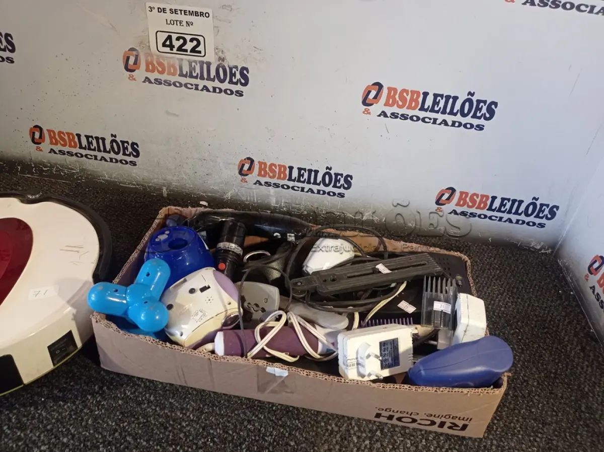 LOTE 422 - 01 ROBÔ ASPIRADOR E PERIFÉRICOS DIVERSOS. (NO ESTADO) ATENÇÃO! FAZER A VISITAÇÃO ANTES DE ARREMATAR, NÃO SABEMOS SE FUNCIONA. LEILÃO NÃO TEM GARANTIA E NEM DEVOLUÇÃO, SUJEITO A POSSÍVEIS AVARIAS VISÍVEIS/OCULTAS E/OU AUSÊNCIA DE COMPONENTES.