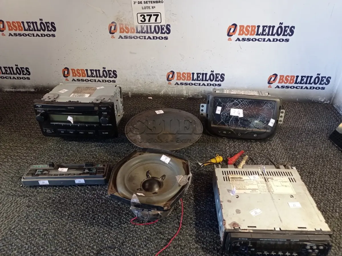 LOTE 377 - 02 CENTRAIS MULTIMÍDIA, 01 APARELHO DE SOM AUTOMOTIVO E 02 ALTO-FALANTES MARCAS E MODELOS DIVERSOS. (NO ESTADO) ATENÇÃO! FAZER A VISITAÇÃO ANTES DE ARREMATAR, NÃO SABEMOS SE FUNCIONA. LEILÃO NÃO TEM GARANTIA E NEM DEVOLUÇÃO, SUJEITO A POSSÍVEIS AVARIAS VISÍVEIS/OCULTAS E/OU AUSÊNCIA DE COMPONENTES.