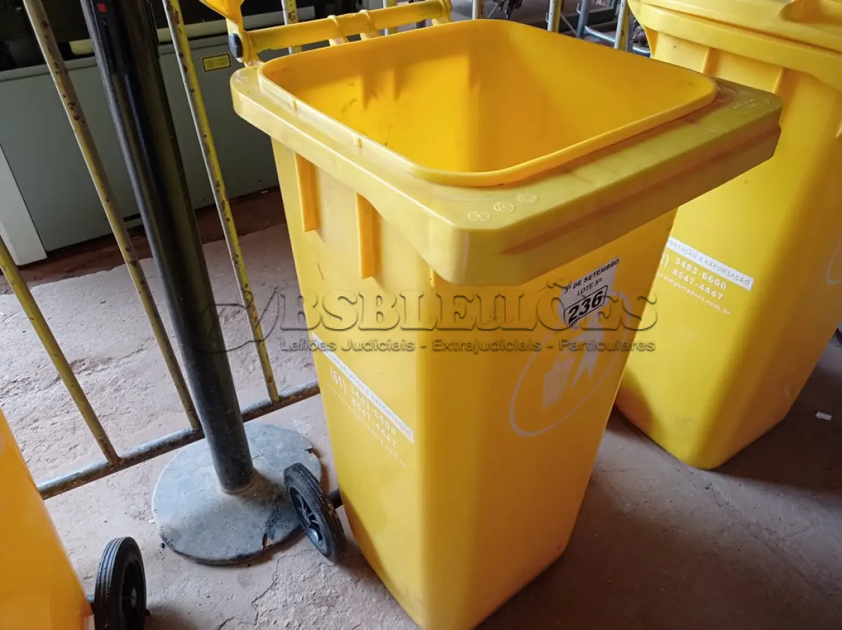 LOTE 236 - 01 CONTAINER HDPE EN840 120LITROS. (NO ESTADO) ATENÇÃO! FAZER A VISITAÇÃO ANTES DE ARREMATAR, NÃO SABEMOS SE FUNCIONA. LEILÃO NÃO TEM GARANTIA E NEM DEVOLUÇÃO, SUJEITO A POSSÍVEIS AVARIAS VISÍVEIS/OCULTAS E/OU AUSÊNCIA DE COMPONENTES.