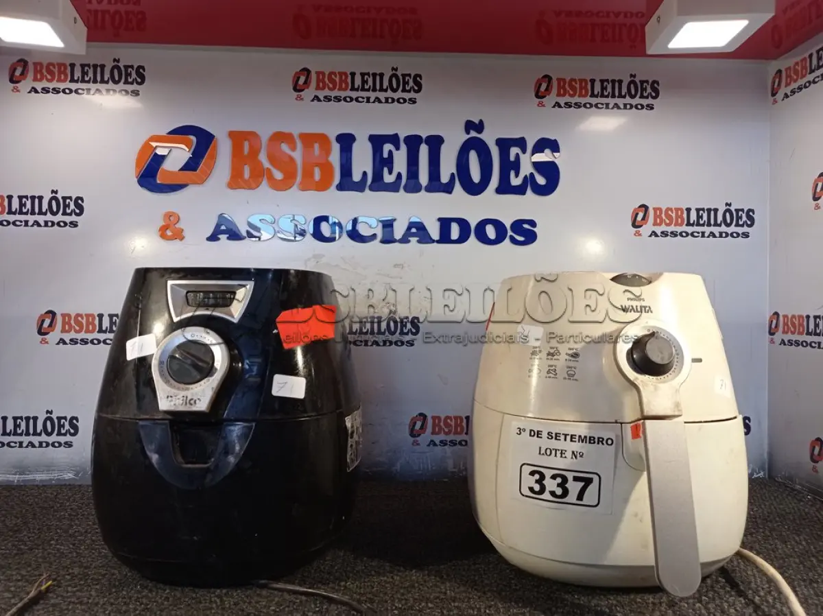 LOTE 337 - 02 FRITADEIRAS AIR FRY MARCAS E MODELOS DIVERSOS 110V. (NO ESTADO) ATENÇÃO! FAZER A VISITAÇÃO ANTES DE ARREMATAR, NÃO SABEMOS SE FUNCIONA. LEILÃO NÃO TEM GARANTIA E NEM DEVOLUÇÃO, SUJEITO A POSSÍVEIS AVARIAS VISÍVEIS/OCULTAS E/OU AUSÊNCIA DE COMPONENTES.