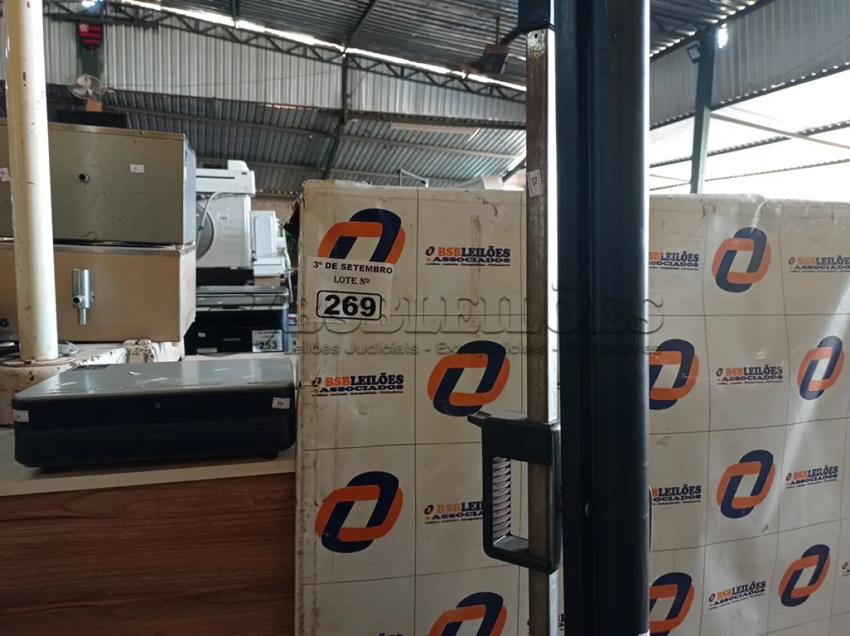 LOTE 269 - 01 PROJETOR MULTIMIDIA, 01 TRIPÉ E 01 TELA DE PROJEÇÃO. (NO ESTADO) ATENÇÃO! FAZER A VISITAÇÃO ANTES DE ARREMATAR, NÃO SABEMOS SE FUNCIONA. LEILÃO NÃO TEM GARANTIA E NEM DEVOLUÇÃO, SUJEITO A POSSÍVEIS AVARIAS VISÍVEIS/OCULTAS E/OU AUSÊNCIA DE COMPONENTES.