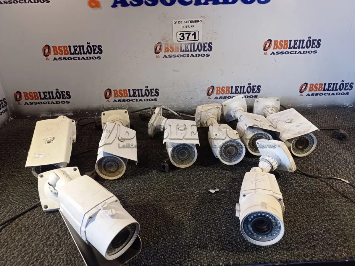 LOTE 371 - 01 LOTE COM VÁRIAS CÂMERAS DE SEGURANÇA MARCAS E MODELOS DIVERSOS. (NO ESTADO) ATENÇÃO! FAZER A VISITAÇÃO ANTES DE ARREMATAR, NÃO SABEMOS SE FUNCIONA. LEILÃO NÃO TEM GARANTIA E NEM DEVOLUÇÃO, SUJEITO A POSSÍVEIS AVARIAS VISÍVEIS/OCULTAS E/OU AUSÊNCIA DE COMPONENTES.