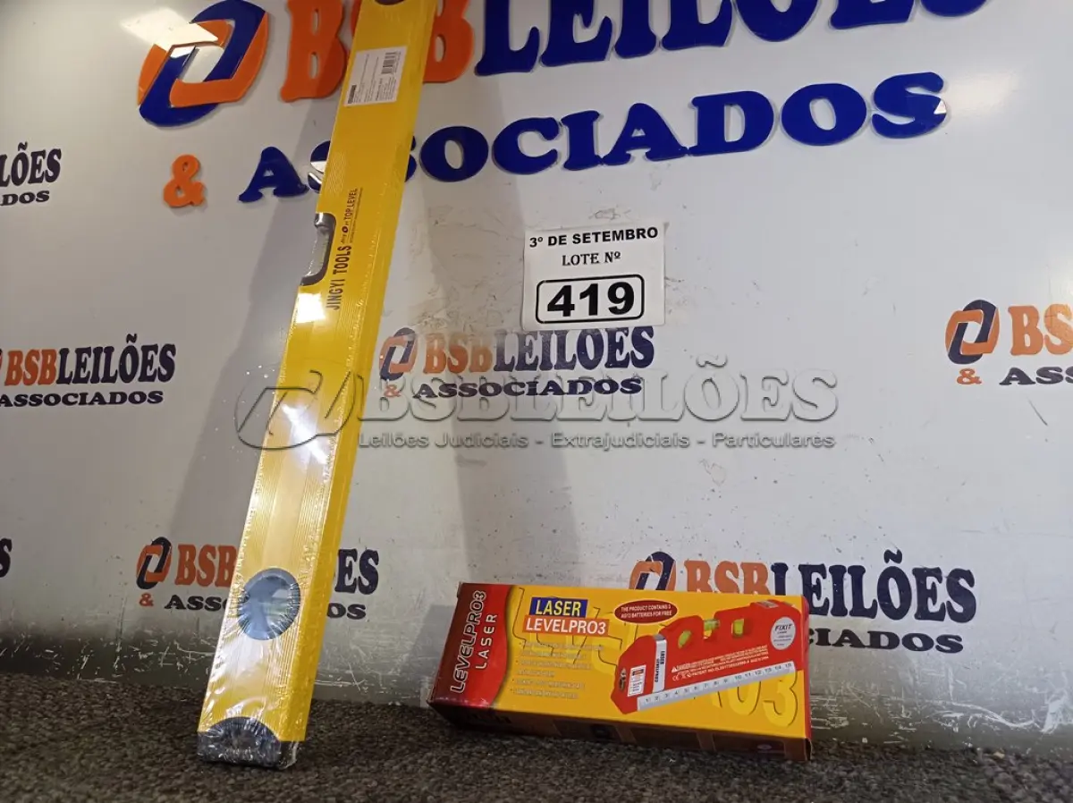 LOTE 419 - 01 NÍVEL A LASER E 01 NÍVEL DE MÃO. (NO ESTADO) ATENÇÃO! FAZER A VISITAÇÃO ANTES DE ARREMATAR, NÃO SABEMOS SE FUNCIONA. LEILÃO NÃO TEM GARANTIA E NEM DEVOLUÇÃO, SUJEITO A POSSÍVEIS AVARIAS VISÍVEIS/OCULTAS E/OU AUSÊNCIA DE COMPONENTES.