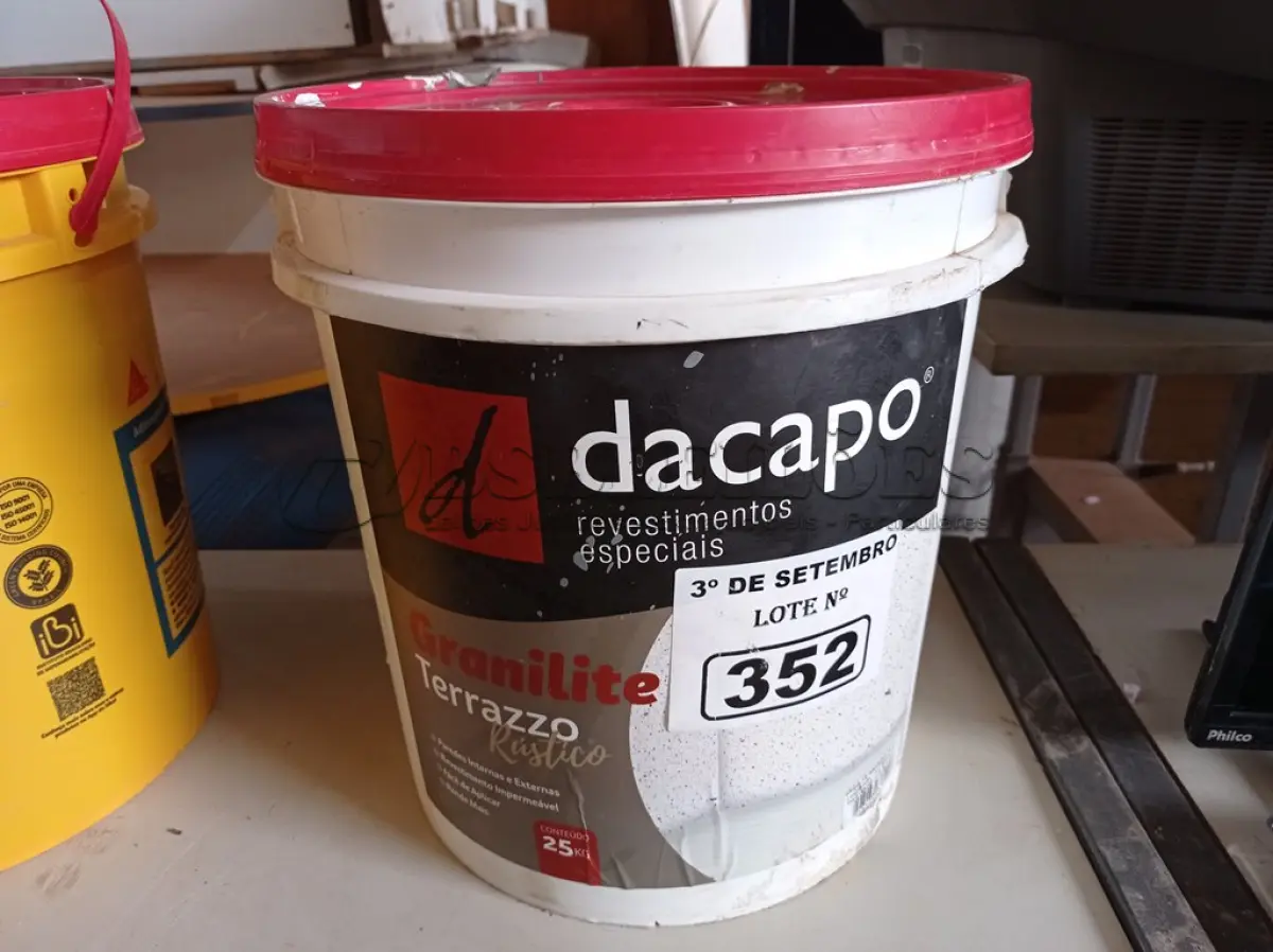 LOTE 352 - 01 BALDE DE CIMENTO QUEIMADO DACAPÓ 25KG. (NO ESTADO) ATENÇÃO! FAZER A VISITAÇÃO ANTES DE ARREMATAR, NÃO SABEMOS SE FUNCIONA. LEILÃO NÃO TEM GARANTIA E NEM DEVOLUÇÃO, SUJEITO A POSSÍVEIS AVARIAS VISÍVEIS/OCULTAS E/OU AUSÊNCIA DE COMPONENTES.