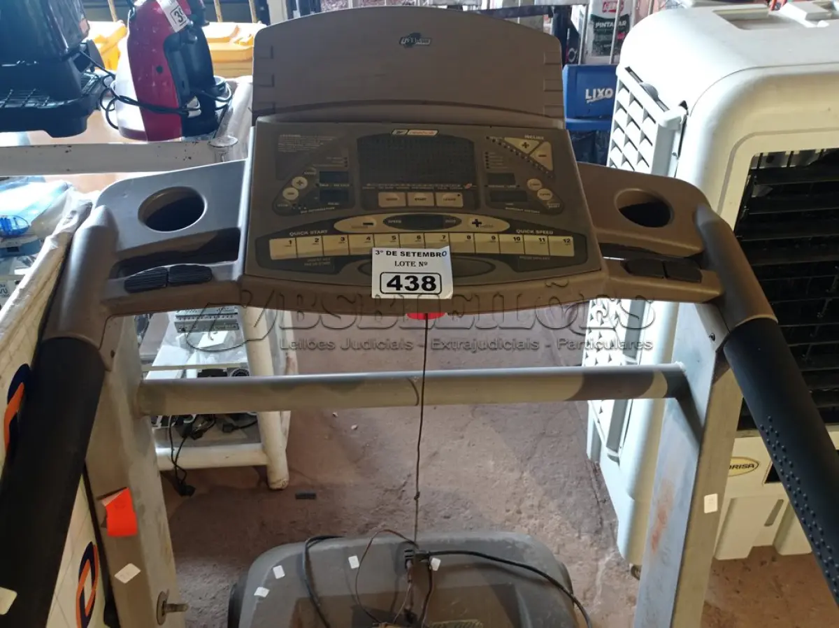 LOTE 438 - 01 ESTEIRA ERGOMÉTRICA 110V. (NO ESTADO) ATENÇÃO! FAZER A VISITAÇÃO ANTES DE ARREMATAR, NÃO SABEMOS SE FUNCIONA. LEILÃO NÃO TEM GARANTIA E NEM DEVOLUÇÃO, SUJEITO A POSSÍVEIS AVARIAS VISÍVEIS/OCULTAS E/OU AUSÊNCIA DE COMPONENTES.