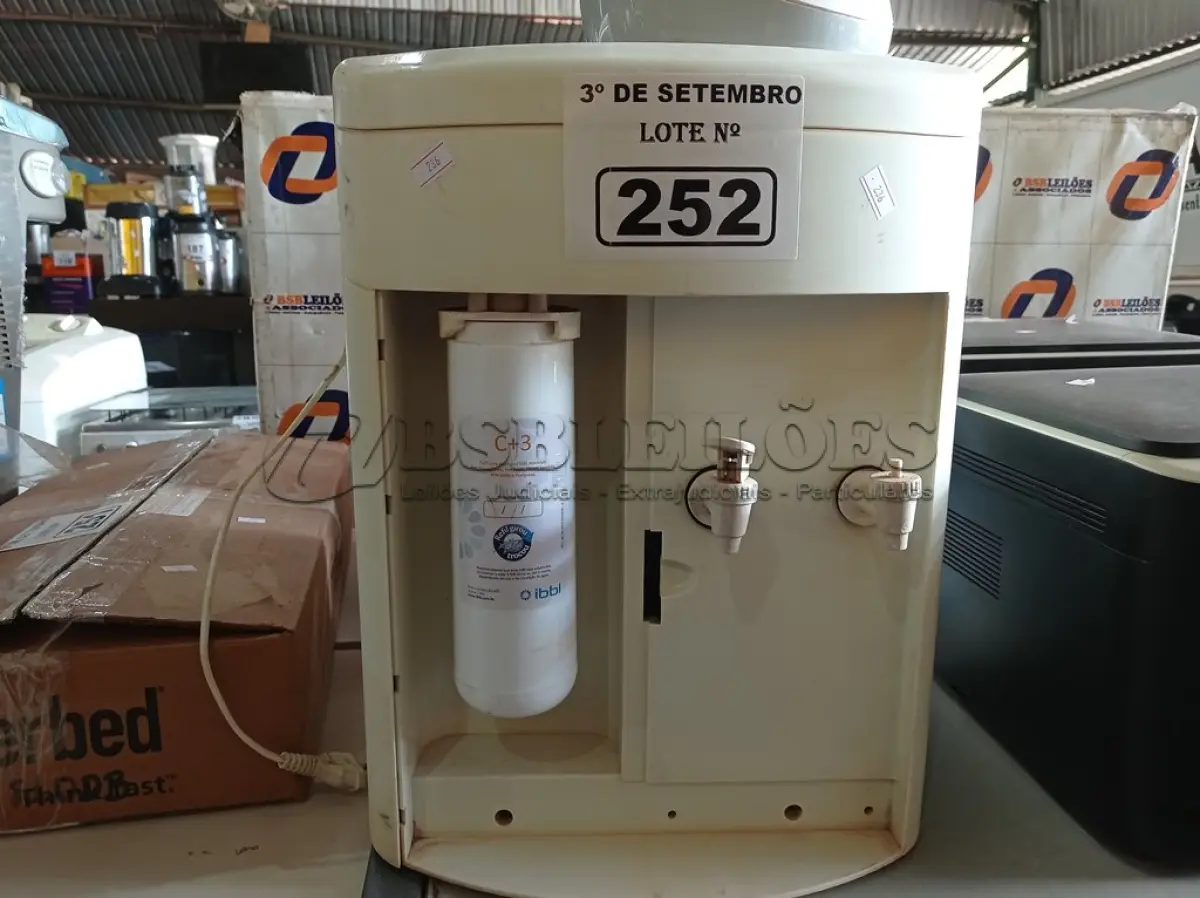LOTE 252 - 01 PURIFICADOR DE ÁGUA, 03 LIQUIDIFICADORES E 01 UMIDIFICADOR DE AR MARCAS E MODELOS DIVERSOS. (NO ESTADO) ATENÇÃO! FAZER A VISITAÇÃO ANTES DE ARREMATAR, NÃO SABEMOS SE FUNCIONA. LEILÃO NÃO TEM GARANTIA E NEM DEVOLUÇÃO, SUJEITO A POSSÍVEIS AVARIAS VISÍVEIS/OCULTAS E/OU AUSÊNCIA DE COMPONENTES.