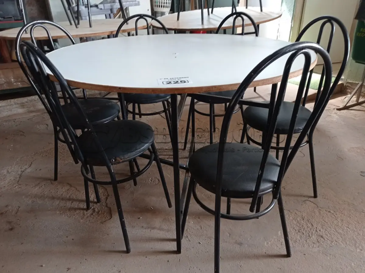 LOTE 225 - 01 MESA DE FERRO COM BASE DOBRÁVEL, TAMPO EM MADEIRA E 06 CADEIRAS DE FERRO COM ASSENTO ALMOFADADO. (NO ESTADO) ATENÇÃO! FAZER A VISITAÇÃO ANTES DE ARREMATAR, NÃO SABEMOS SE FUNCIONA. LEILÃO NÃO TEM GARANTIA E NEM DEVOLUÇÃO, SUJEITO A POSSÍVEIS AVARIAS VISÍVEIS/OCULTAS E/OU AUSÊNCIA DE COMPONENTES.