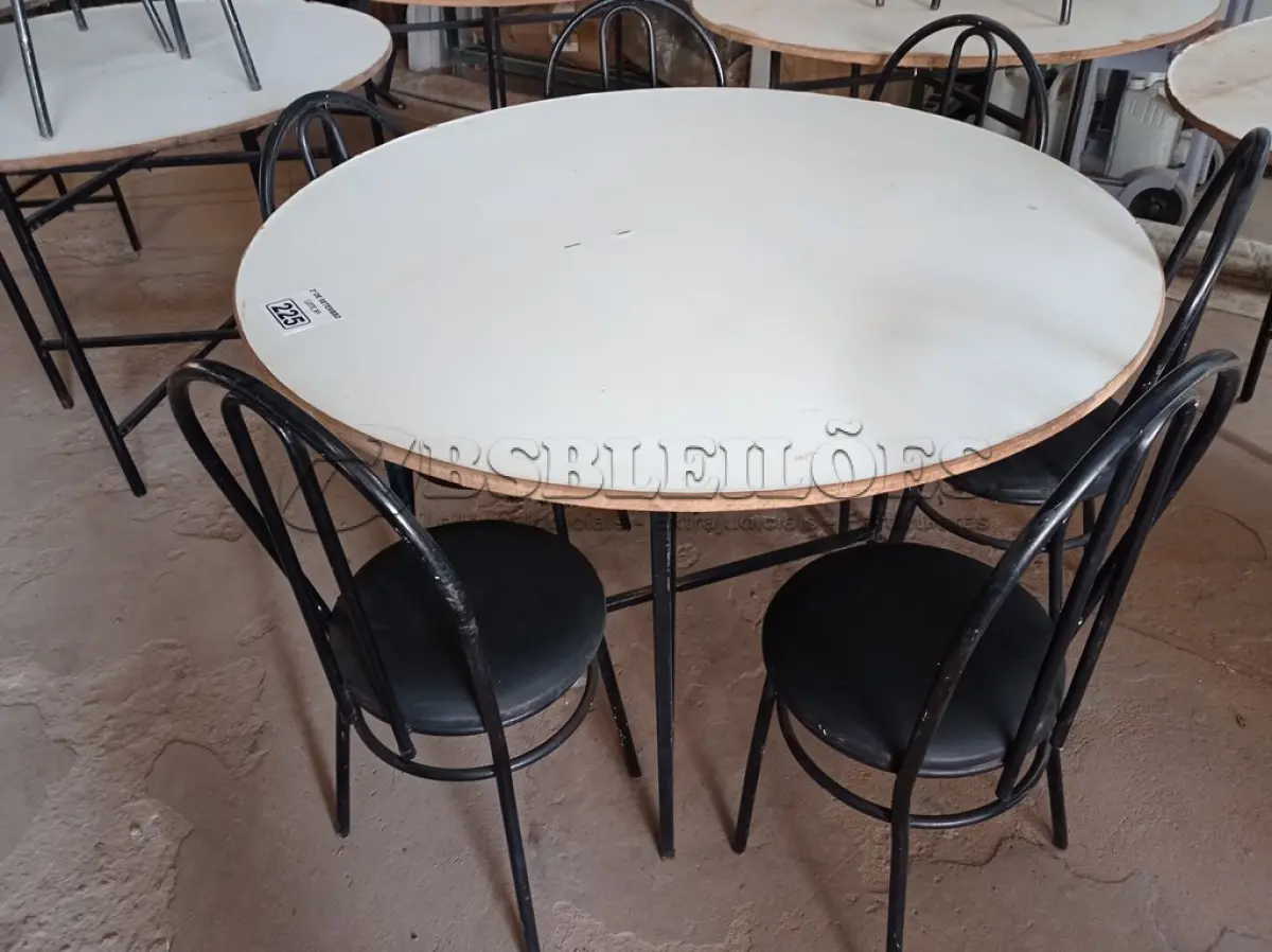 LOTE 225 - 01 MESA DE FERRO COM BASE DOBRÁVEL, TAMPO EM MADEIRA E 06 CADEIRAS DE FERRO COM ASSENTO ALMOFADADO. (NO ESTADO) ATENÇÃO! FAZER A VISITAÇÃO ANTES DE ARREMATAR, NÃO SABEMOS SE FUNCIONA. LEILÃO NÃO TEM GARANTIA E NEM DEVOLUÇÃO, SUJEITO A POSSÍVEIS AVARIAS VISÍVEIS/OCULTAS E/OU AUSÊNCIA DE COMPONENTES.