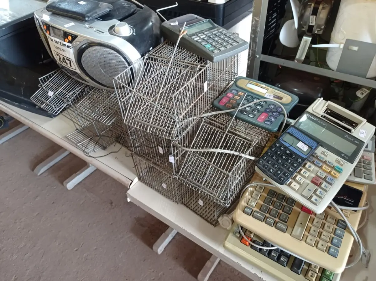 LOTE 247 - 01 APARELHO DE SOM, VÁRIAS CALCULADORAS E RATOEIRAS. (NO ESTADO) ATENÇÃO! FAZER A VISITAÇÃO ANTES DE ARREMATAR, NÃO SABEMOS SE FUNCIONA. LEILÃO NÃO TEM GARANTIA E NEM DEVOLUÇÃO, SUJEITO A POSSÍVEIS AVARIAS VISÍVEIS/OCULTAS E/OU AUSÊNCIA DE COMPONENTES.