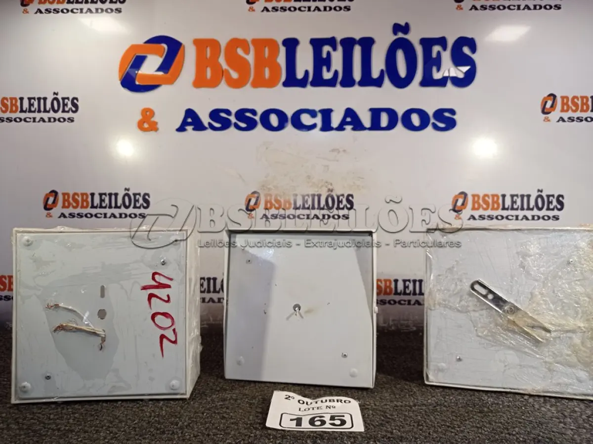 LOTE 165 - 03 LUMINÁRIAS DE SOBREPOR. (NO ESTADO) ATENÇÃO! FAZER A VISITAÇÃO ANTES DE ARREMATAR, NÃO SABEMOS SE FUNCIONA. LEILÃO NÃO TEM GARANTIA E NEM DEVOLUÇÃO, SUJEITO A POSSÍVEIS AVARIAS VISÍVEIS/OCULTAS E/OU AUSÊNCIA DE COMPONENTES.
