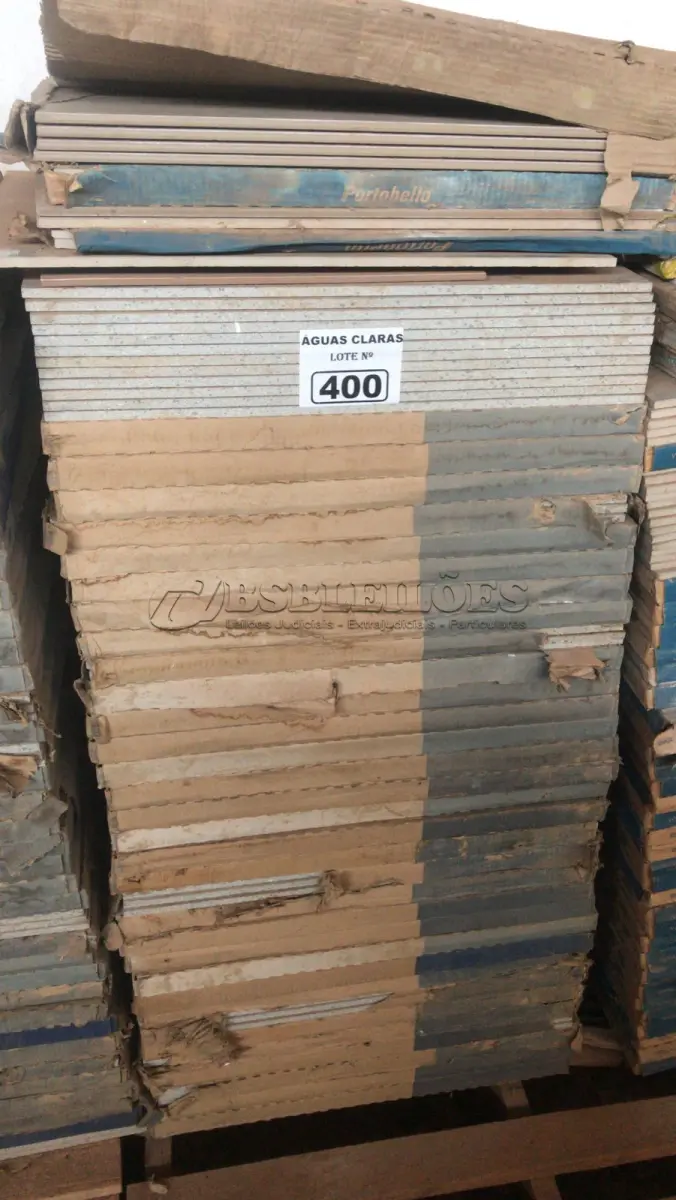 LOTE 400 - LOTE COM 36 CAIXAS DE PORCELANATO PORTOBELLO 60X60 BRAVA CEMENT EXTER E 12 PEÇAS DE PISO DE OUTRO MODELO 60X60 (NO ESTADO)