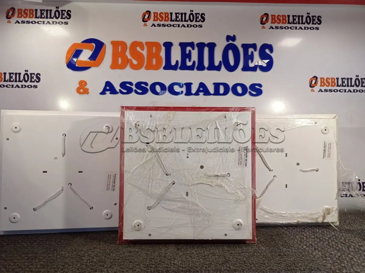 LOTE 168 - 03 PLAFONS DE SOBREPOR 30X30 INCOLUSTRE. (NO ESTADO) ATENÇÃO! FAZER A VISITAÇÃO ANTES DE ARREMATAR, NÃO SABEMOS SE FUNCIONA. LEILÃO NÃO TEM GARANTIA E NEM DEVOLUÇÃO, SUJEITO A POSSÍVEIS AVARIAS VISÍVEIS/OCULTAS E/OU AUSÊNCIA DE COMPONENTES.