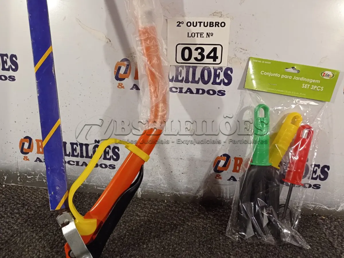 LOTE 034 - 01 CONJUNTO PARA JARDINAGEM E 01 ARCO DE SERRA 20”. (NO ESTADO) ATENÇÃO! FAZER A VISITAÇÃO ANTES DE ARREMATAR, NÃO SABEMOS SE FUNCIONA. LEILÃO NÃO TEM GARANTIA E NEM DEVOLUÇÃO, SUJEITO A POSSÍVEIS AVARIAS VISÍVEIS/OCULTAS E/OU AUSÊNCIA DE COMPONENTES.