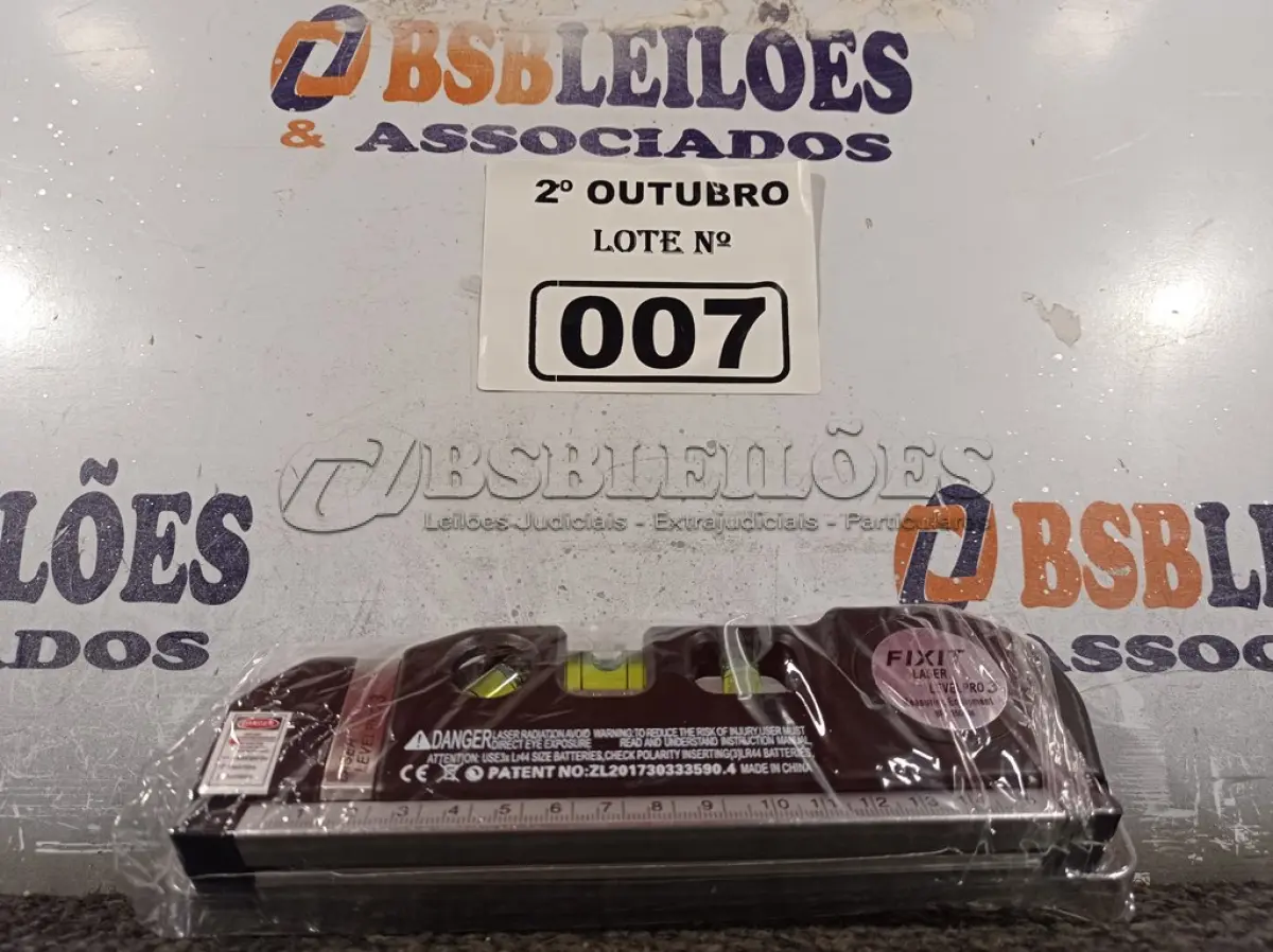 LOTE 007 - 01 TRENA DE 2.50M COM NÍVEL A LASER. (NO ESTADO) ATENÇÃO! FAZER A VISITAÇÃO ANTES DE ARREMATAR, NÃO SABEMOS SE FUNCIONA. LEILÃO NÃO TEM GARANTIA E NEM DEVOLUÇÃO, SUJEITO A POSSÍVEIS AVARIAS VISÍVEIS/OCULTAS E/OU AUSÊNCIA DE COMPONENTES.