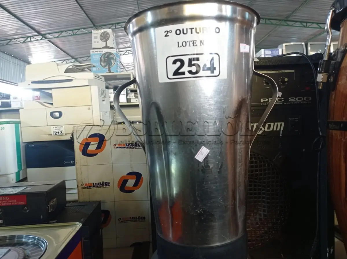 LOTE 254 - 01 LIQUIDIFICADOR INDUSTRIAL MARCA POLI. (NO ESTADO) ATENÇÃO! FAZER A VISITAÇÃO ANTES DE ARREMATAR, NÃO SABEMOS SE FUNCIONA. LEILÃO NÃO TEM GARANTIA E NEM DEVOLUÇÃO, SUJEITO A POSSÍVEIS AVARIAS VISÍVEIS/OCULTAS E/OU AUSÊNCIA DE COMPONENTES.