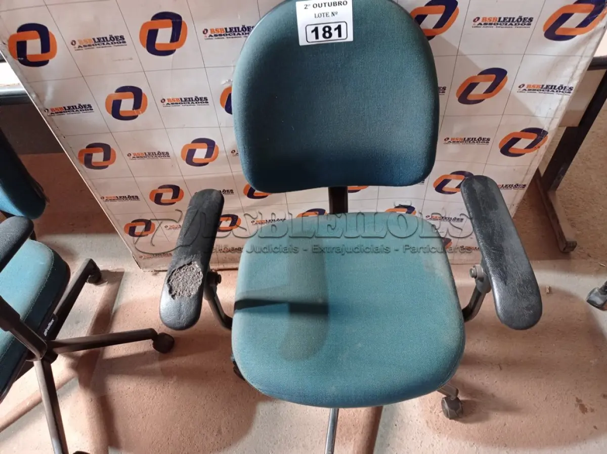 LOTE 181 - 01 CADEIRA DE ESCRITÓRIO COM BASE GIRATÓRIA. (NO ESTADO) ATENÇÃO! FAZER A VISITAÇÃO ANTES DE ARREMATAR, NÃO SABEMOS SE FUNCIONA. LEILÃO NÃO TEM GARANTIA E NEM DEVOLUÇÃO, SUJEITO A POSSÍVEIS AVARIAS VISÍVEIS/OCULTAS E/OU AUSÊNCIA DE COMPONENTES.