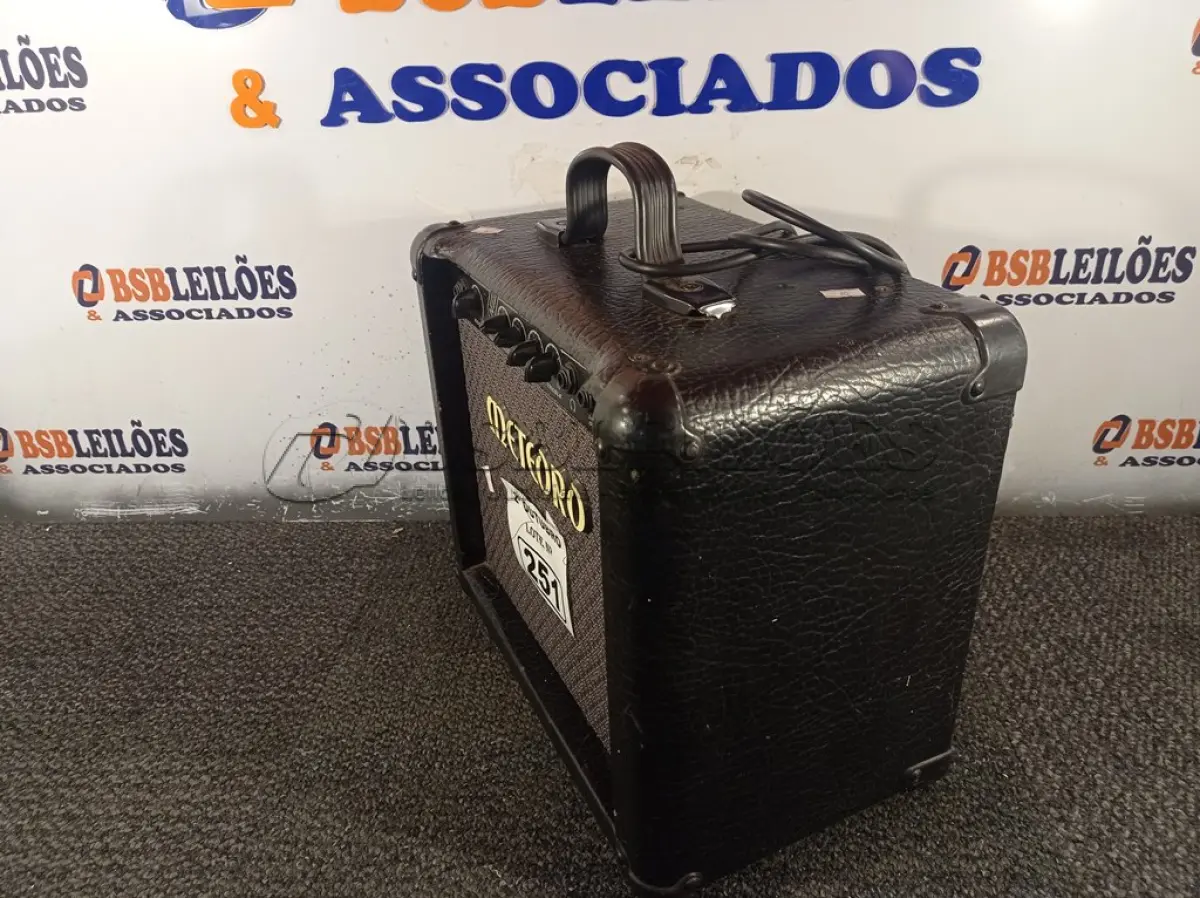 LOTE 251 - 01 CAIXA AMPLIFICADA METEORO. (NO ESTADO) ATENÇÃO! FAZER A VISITAÇÃO ANTES DE ARREMATAR, NÃO SABEMOS SE FUNCIONA. LEILÃO NÃO TEM GARANTIA E NEM DEVOLUÇÃO, SUJEITO A POSSÍVEIS AVARIAS VISÍVEIS/OCULTAS E/OU AUSÊNCIA DE COMPONENTES.
