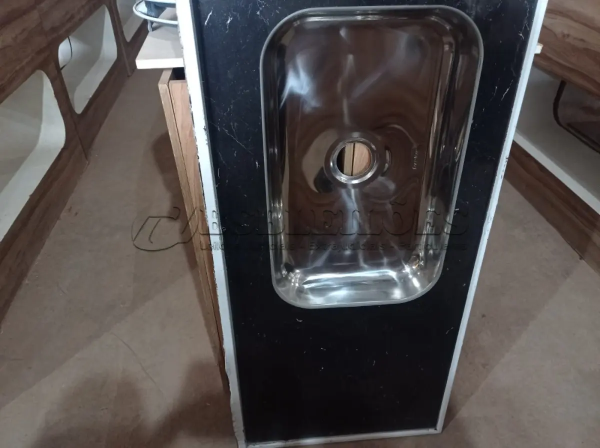 LOTE 093 - 01 PIA EM MÁRMORE SINTÉTICO CIMENTADA COM CUBA EM INOX NAS MEDIDAS: 1,50M X 0,53CM. (NO ESTADO) ATENÇÃO! FAZER A VISITAÇÃO ANTES DE ARREMATAR, NÃO SABEMOS SE FUNCIONA. LEILÃO NÃO TEM GARANTIA E NEM DEVOLUÇÃO, SUJEITO A POSSÍVEIS AVARIAS VISÍVEIS/OCULTAS E/OU AUSÊNCIA DE COMPONENTES.