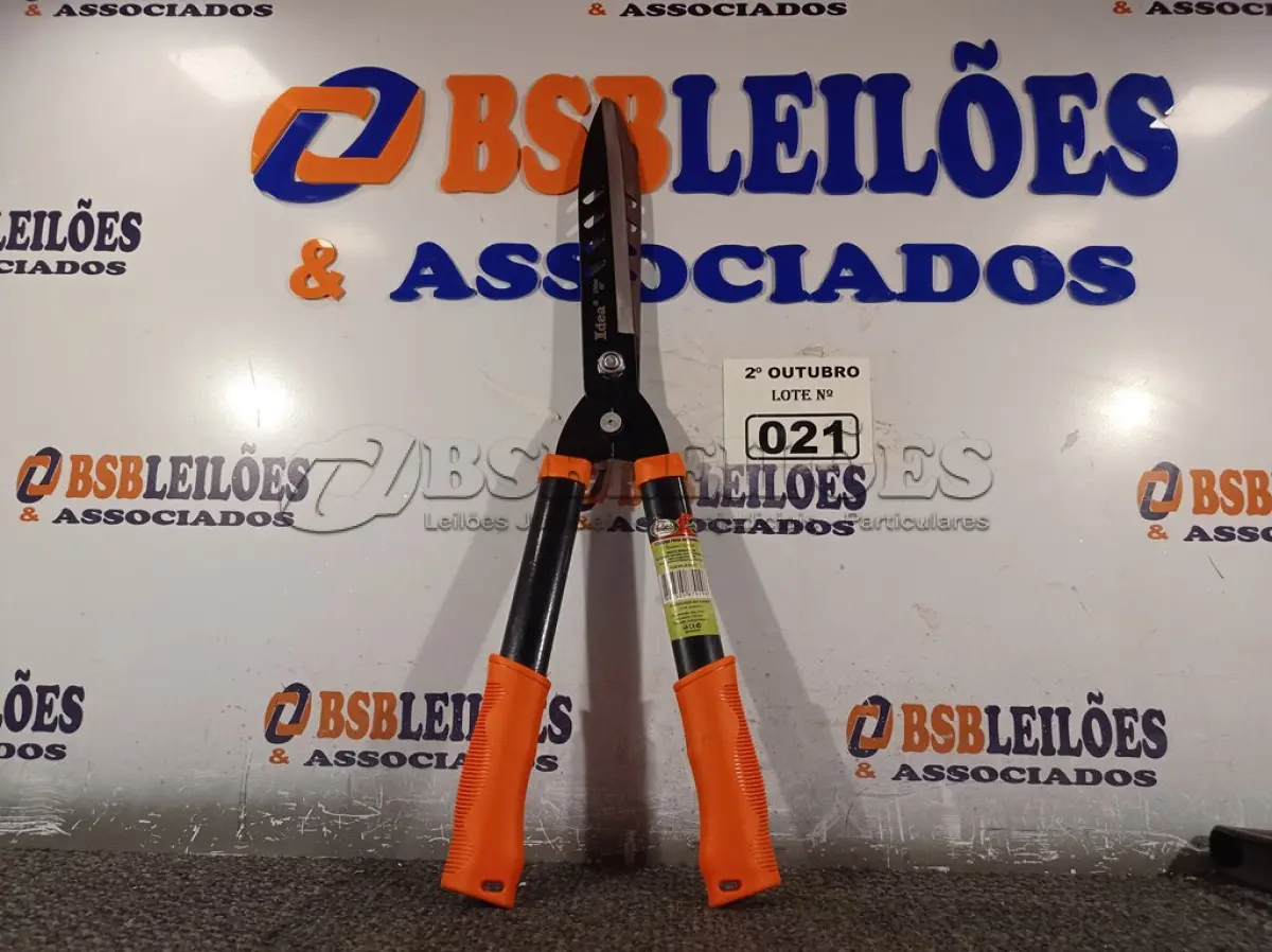 LOTE 021 - 01 TESOURA PARA JARDINAGEM COM CABO EMBORRACHADO. (NO ESTADO) ATENÇÃO! FAZER A VISITAÇÃO ANTES DE ARREMATAR, NÃO SABEMOS SE FUNCIONA. LEILÃO NÃO TEM GARANTIA E NEM DEVOLUÇÃO, SUJEITO A POSSÍVEIS AVARIAS VISÍVEIS/OCULTAS E/OU AUSÊNCIA DE COMPONENTES.