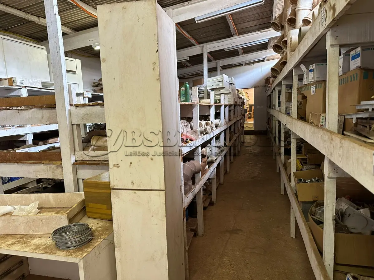 LOTE 395 - 04 ESTANTES EM MADEIRA PARA GALPÃO (NO ESTADO) (SÓ PODERÁ RETIRAR 30 DIAS APÓS O TÉRMINO DO LEILÃO)