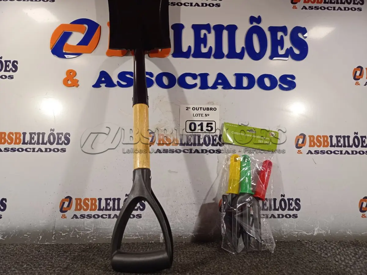 LOTE 015 - 01 CONJUNTO PARA JARDINAGEM E 01 MINI PÁ PARA ACAMPAMENTO. (NO ESTADO) ATENÇÃO! FAZER A VISITAÇÃO ANTES DE ARREMATAR, NÃO SABEMOS SE FUNCIONA. LEILÃO NÃO TEM GARANTIA E NEM DEVOLUÇÃO, SUJEITO A POSSÍVEIS AVARIAS VISÍVEIS/OCULTAS E/OU AUSÊNCIA DE COMPONENTES.
