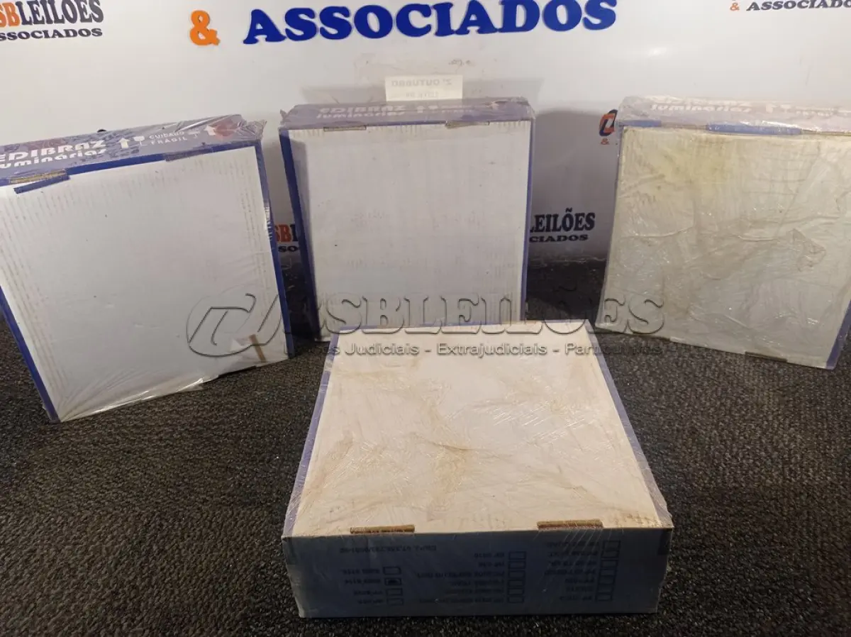 LOTE 282 - 04 LUMINÁRIAS DE EMBUTIR MARCA EDIBRAZ. (NO ESTADO) ATENÇÃO! FAZER A VISITAÇÃO ANTES DE ARREMATAR, NÃO SABEMOS SE FUNCIONA. LEILÃO NÃO TEM GARANTIA E NEM DEVOLUÇÃO, SUJEITO A POSSÍVEIS AVARIAS VISÍVEIS/OCULTAS E/OU AUSÊNCIA DE COMPONENTES.