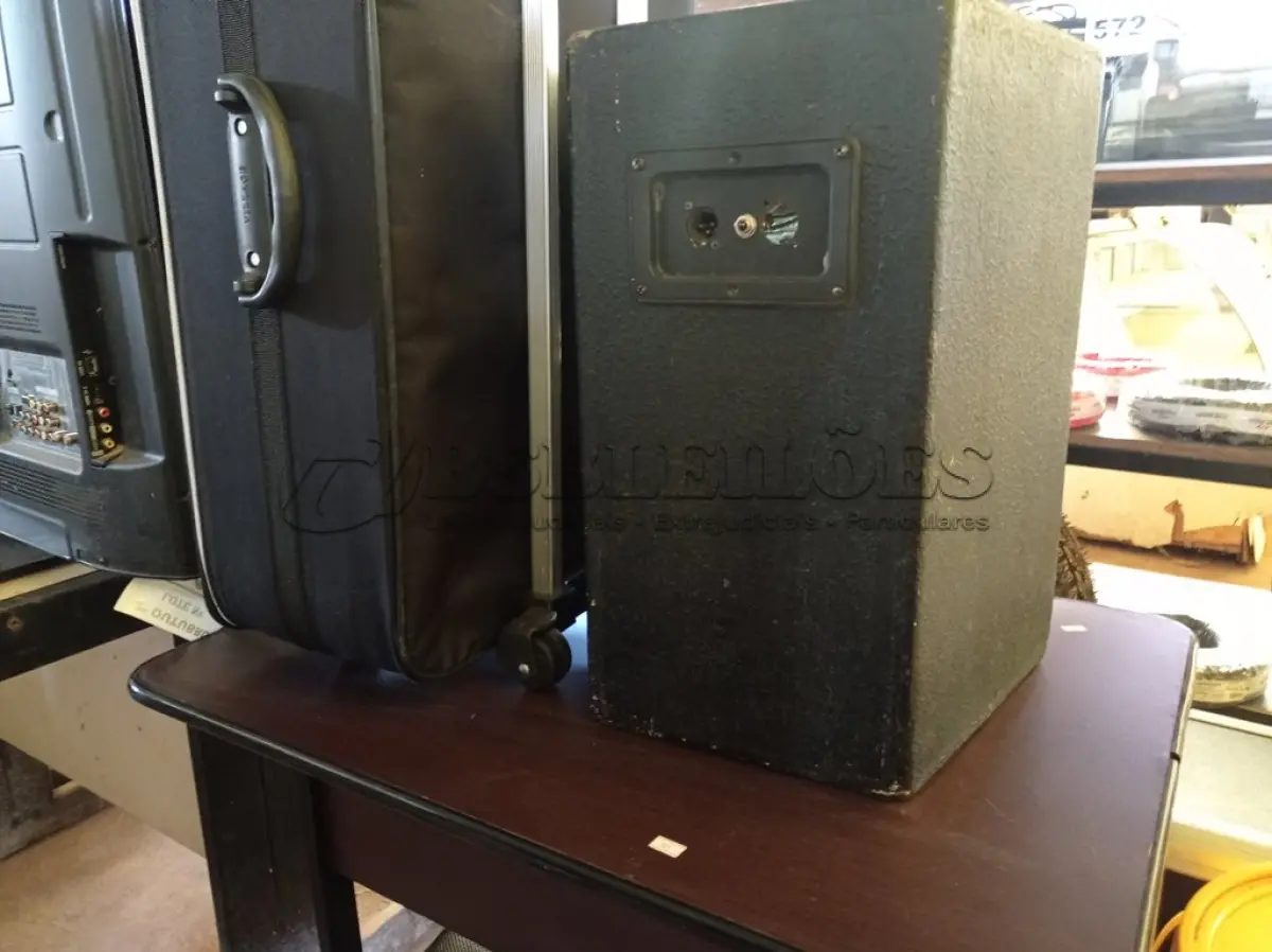 LOTE 546 - 01 MESINHA PARA PC, 01 CADEIRA DE ESCRITÓRIO COM BASE GIRATÓRIA, 01 MALA COM RODINHAS E 01 CAIXA DE SOM COM AVARIAS. (NO ESTADO) ATENÇÃO! FAZER A VISITAÇÃO ANTES DE ARREMATAR, NÃO SABEMOS SE FUNCIONA. LEILÃO NÃO TEM GARANTIA E NEM DEVOLUÇÃO, SUJEITO A POSSÍVEIS AVARIAS VISÍVEIS/OCULTAS E/OU AUSÊNCIA DE COMPONENTES.