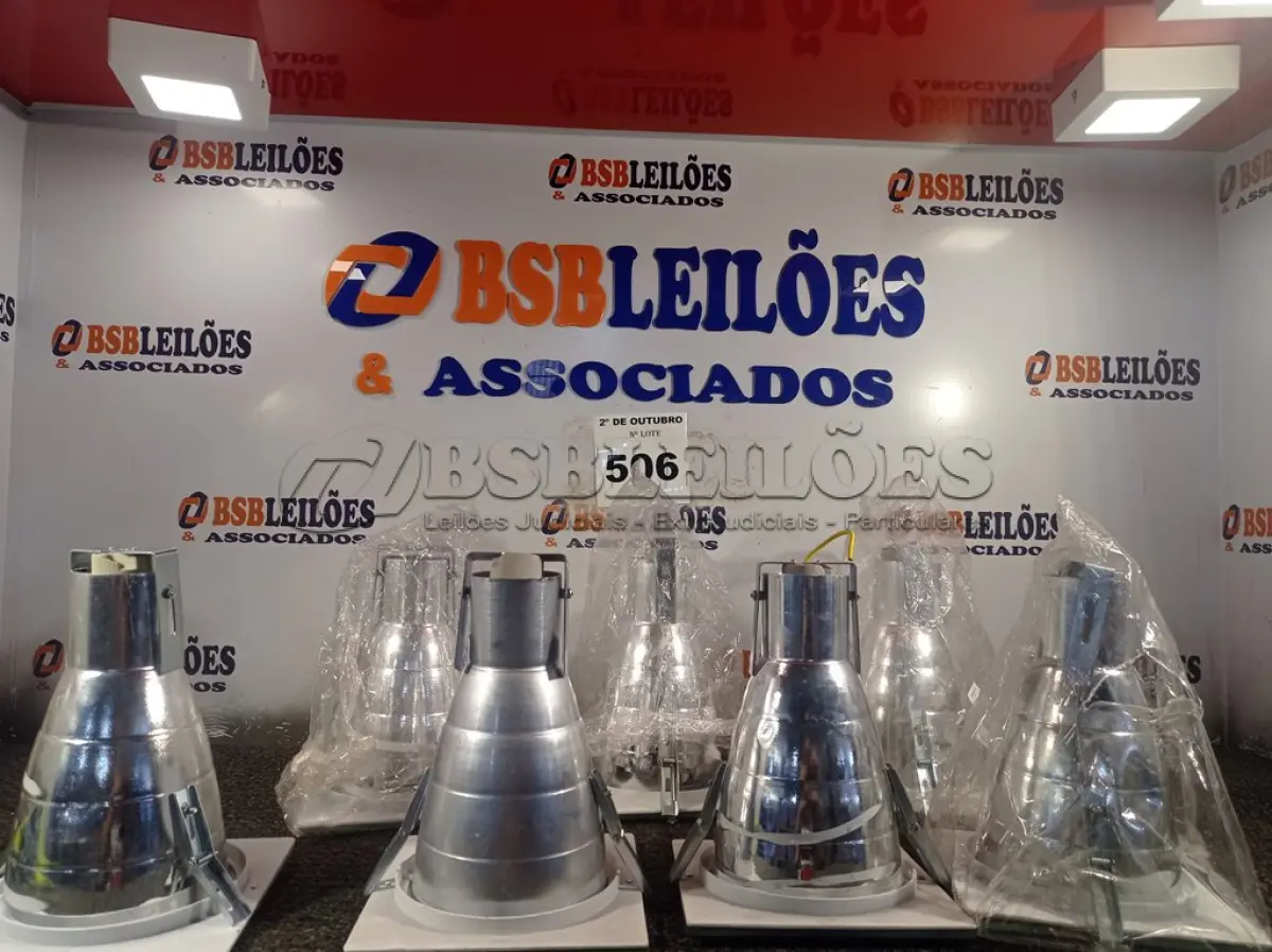 LOTE 506 - 07 LUMINÁRIAS DE EMBUTIR QUADRADA 1XE-27 MF 112 METAL TÉCNICA. (NO ESTADO) ATENÇÃO! FAZER A VISITAÇÃO ANTES DE ARREMATAR, NÃO SABEMOS SE FUNCIONA. LEILÃO NÃO TEM GARANTIA E NEM DEVOLUÇÃO, SUJEITO A POSSÍVEIS AVARIAS VISÍVEIS/OCULTAS E/OU AUSÊNCIA DE COMPONENTES.