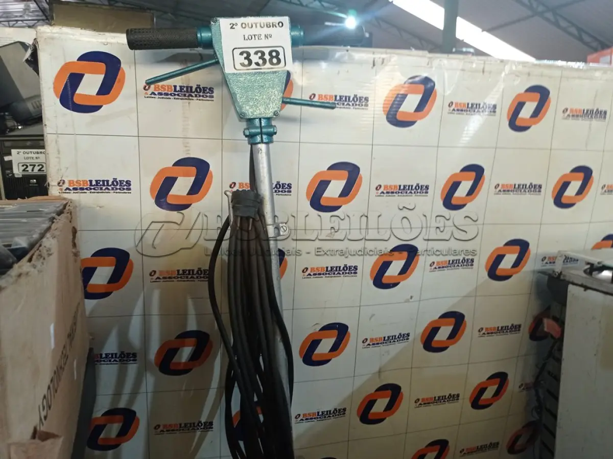 LOTE 338 - 01 ENCERADEIRA INDUSTRIAL. (NO ESTADO) ATENÇÃO! FAZER A VISITAÇÃO ANTES DE ARREMATAR, NÃO SABEMOS SE FUNCIONA. LEILÃO NÃO TEM GARANTIA E NEM DEVOLUÇÃO, SUJEITO A POSSÍVEIS AVARIAS VISÍVEIS/OCULTAS E/OU AUSÊNCIA DE COMPONENTES.