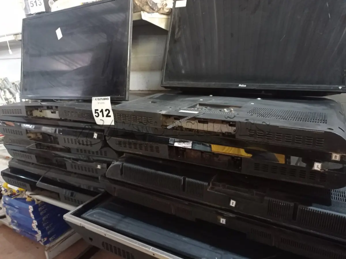 LOTE 512 - 01 LOTE COM VÁRIAS TV’S MARCAS E MODELOS DIVERSOS PARA RETIRADA DE PEÇAS. (NO ESTADO) ATENÇÃO! FAZER A VISITAÇÃO ANTES DE ARREMATAR, NÃO SABEMOS SE FUNCIONA. LEILÃO NÃO TEM GARANTIA E NEM DEVOLUÇÃO, SUJEITO A POSSÍVEIS AVARIAS VISÍVEIS/OCULTAS E/OU AUSÊNCIA DE COMPONENTES.