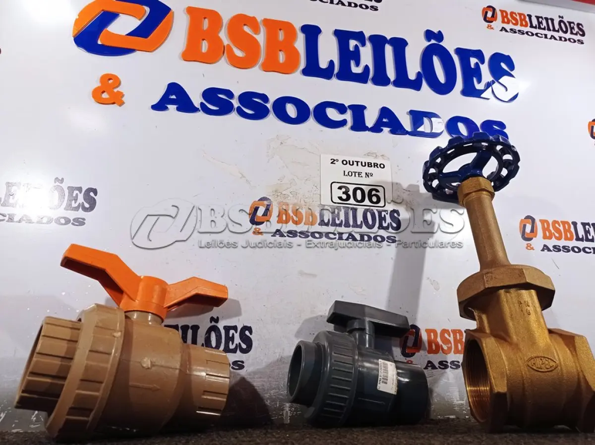 LOTE 306 - 01 REGISTRO BRUTO DE GAVETA 1.1/4”, 01 REGISTRO ESFERA DE PVC SOLDÁVEL 60MM COM UNIÃO E 01 REGISTRO ESFERA DE PVC SOLDÁVEL 50MM COM UNIÃO. (NO ESTADO) ATENÇÃO! FAZER A VISITAÇÃO ANTES DE ARREMATAR, NÃO SABEMOS SE FUNCIONA. LEILÃO NÃO TEM GARANTIA E NEM DEVOLUÇÃO, SUJEITO A POSSÍVEIS AVARIAS VISÍVEIS/OCULTAS E/OU AUSÊNCIA DE COMPONENTES.