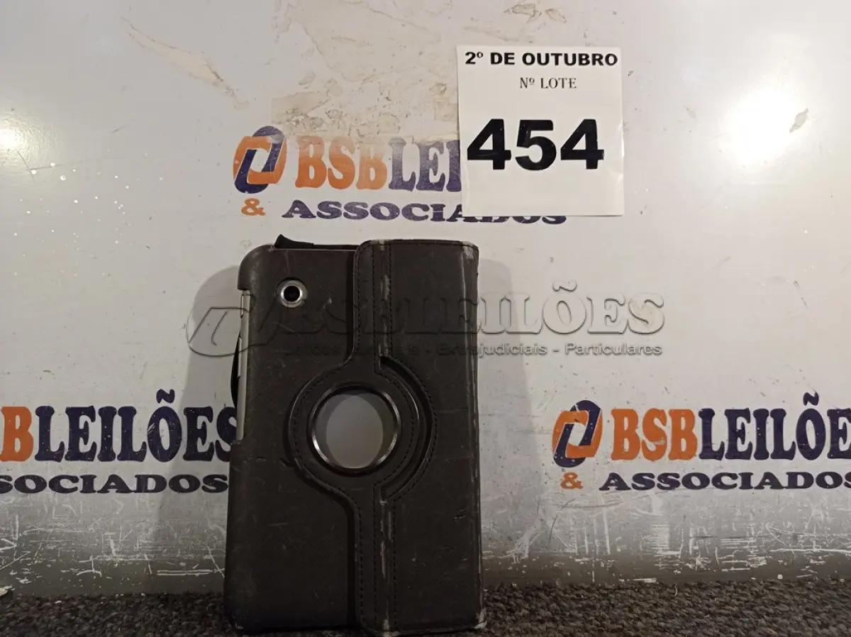 LOTE 454 - 01 TABLET SAMSUNG. (NO ESTADO) ATENÇÃO! FAZER A VISITAÇÃO ANTES DE ARREMATAR, NÃO SABEMOS SE FUNCIONA. LEILÃO NÃO TEM GARANTIA E NEM DEVOLUÇÃO, SUJEITO A POSSÍVEIS AVARIAS VISÍVEIS/OCULTAS E/OU AUSÊNCIA DE COMPONENTES.
