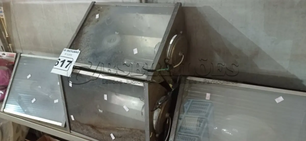 LOTE 617 - 04 LUMINÁRIAS DE PÁTIO. (NO ESTADO) ATENÇÃO! FAZER A VISITAÇÃO ANTES DE ARREMATAR, NÃO SABEMOS SE FUNCIONA. LEILÃO NÃO TEM GARANTIA E NEM DEVOLUÇÃO, SUJEITO A POSSÍVEIS AVARIAS VISÍVEIS/OCULTAS E/OU AUSÊNCIA DE COMPONENTES.