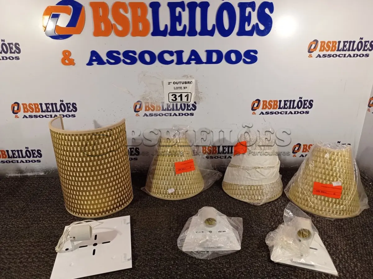 LOTE 311 - 04 ARANDELAS. (NO ESTADO) ATENÇÃO! FAZER A VISITAÇÃO ANTES DE ARREMATAR, NÃO SABEMOS SE FUNCIONA. LEILÃO NÃO TEM GARANTIA E NEM DEVOLUÇÃO, SUJEITO A POSSÍVEIS AVARIAS VISÍVEIS/OCULTAS E/OU AUSÊNCIA DE COMPONENTES.