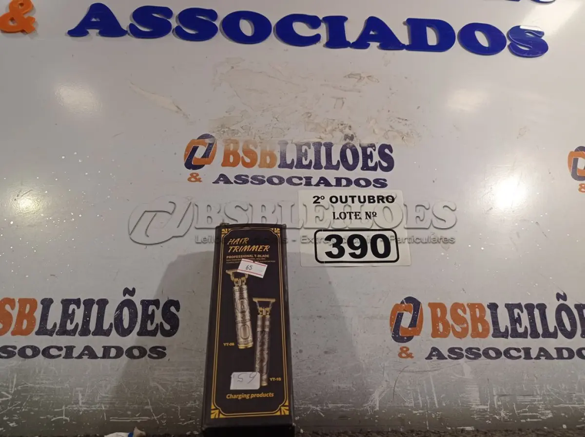 LOTE 390 - 01 MÁQUINA DE CORTAR CABELO. (NO ESTADO) ATENÇÃO! FAZER A VISITAÇÃO ANTES DE ARREMATAR, NÃO SABEMOS SE FUNCIONA. LEILÃO NÃO TEM GARANTIA E NEM DEVOLUÇÃO, SUJEITO A POSSÍVEIS AVARIAS VISÍVEIS/OCULTAS E/OU AUSÊNCIA DE COMPONENTES.