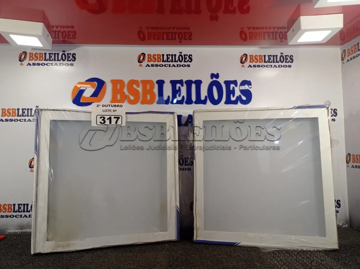 LOTE 317 - 02 LUMINÁRIAS DE EMBUTIR MARCAS EDIBRAZ. (NO ESTADO) ATENÇÃO! FAZER A VISITAÇÃO ANTES DE ARREMATAR, NÃO SABEMOS SE FUNCIONA. LEILÃO NÃO TEM GARANTIA E NEM DEVOLUÇÃO, SUJEITO A POSSÍVEIS AVARIAS VISÍVEIS/OCULTAS E/OU AUSÊNCIA DE COMPONENTES.