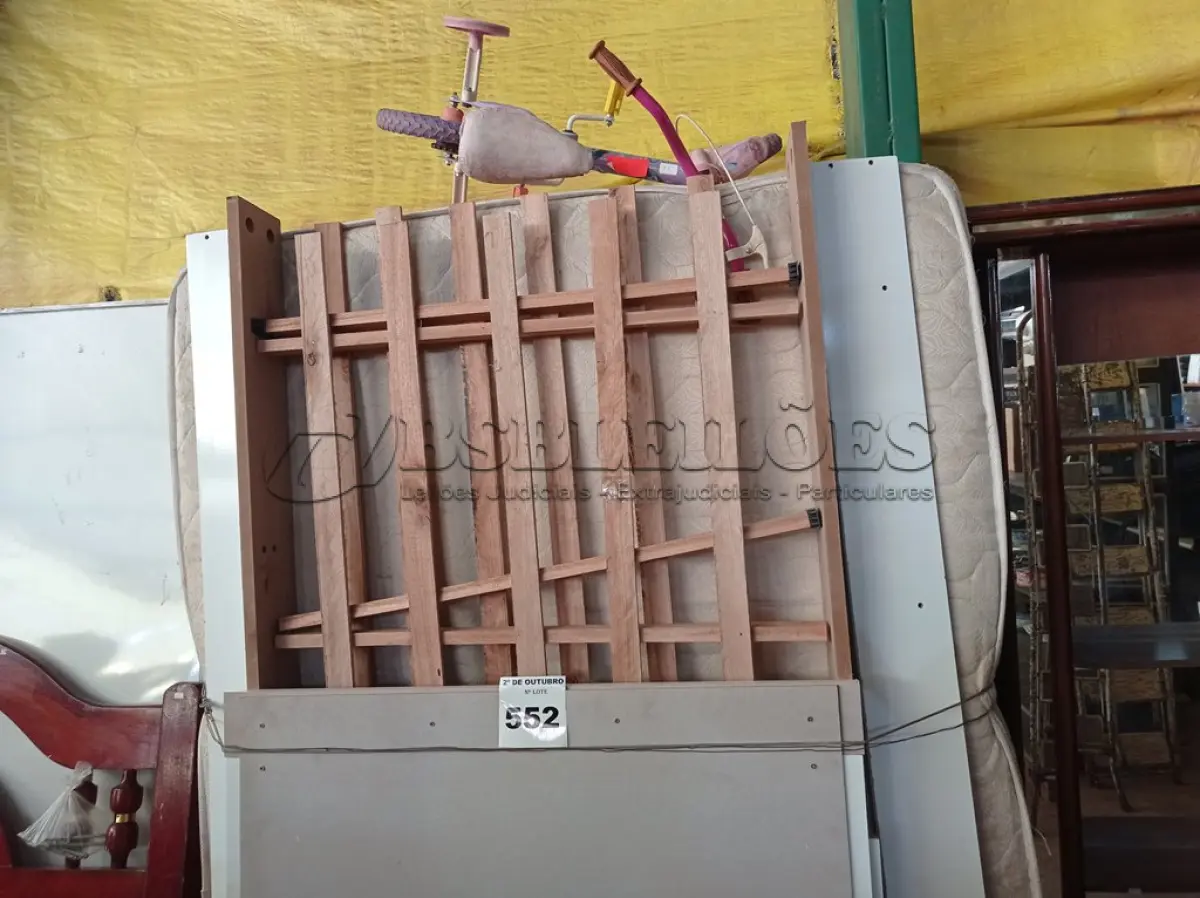 LOTE 552 - 01 CAMA BOX, 01 CAMA INFANTIL E 01 BICICLETA INFANTIL. (NO ESTADO) ATENÇÃO! FAZER A VISITAÇÃO ANTES DE ARREMATAR, NÃO SABEMOS SE FUNCIONA. LEILÃO NÃO TEM GARANTIA E NEM DEVOLUÇÃO, SUJEITO A POSSÍVEIS AVARIAS VISÍVEIS/OCULTAS E/OU AUSÊNCIA DE COMPONENTES.