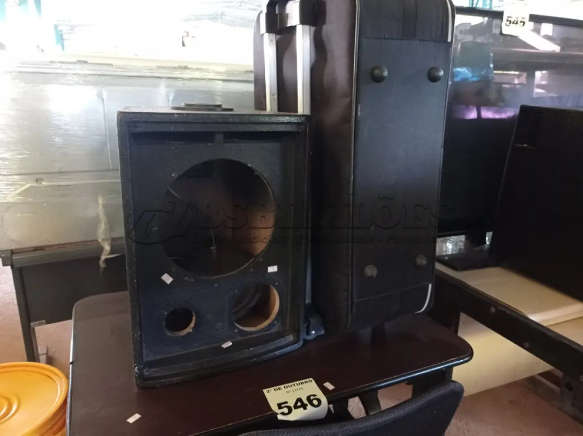 LOTE 546 - 01 MESINHA PARA PC, 01 CADEIRA DE ESCRITÓRIO COM BASE GIRATÓRIA, 01 MALA COM RODINHAS E 01 CAIXA DE SOM COM AVARIAS. (NO ESTADO) ATENÇÃO! FAZER A VISITAÇÃO ANTES DE ARREMATAR, NÃO SABEMOS SE FUNCIONA. LEILÃO NÃO TEM GARANTIA E NEM DEVOLUÇÃO, SUJEITO A POSSÍVEIS AVARIAS VISÍVEIS/OCULTAS E/OU AUSÊNCIA DE COMPONENTES.