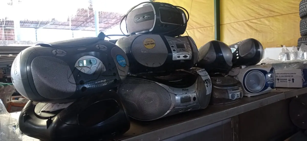 LOTE 579 - 01 LOTE COM VÁRIOS APARELHOS DE SOM MARCAS E MODELOS DIVERSOS. (NO ESTADO) ATENÇÃO! FAZER A VISITAÇÃO ANTES DE ARREMATAR, NÃO SABEMOS SE FUNCIONA. LEILÃO NÃO TEM GARANTIA E NEM DEVOLUÇÃO, SUJEITO A POSSÍVEIS AVARIAS VISÍVEIS/OCULTAS E/OU AUSÊNCIA DE COMPONENTES.